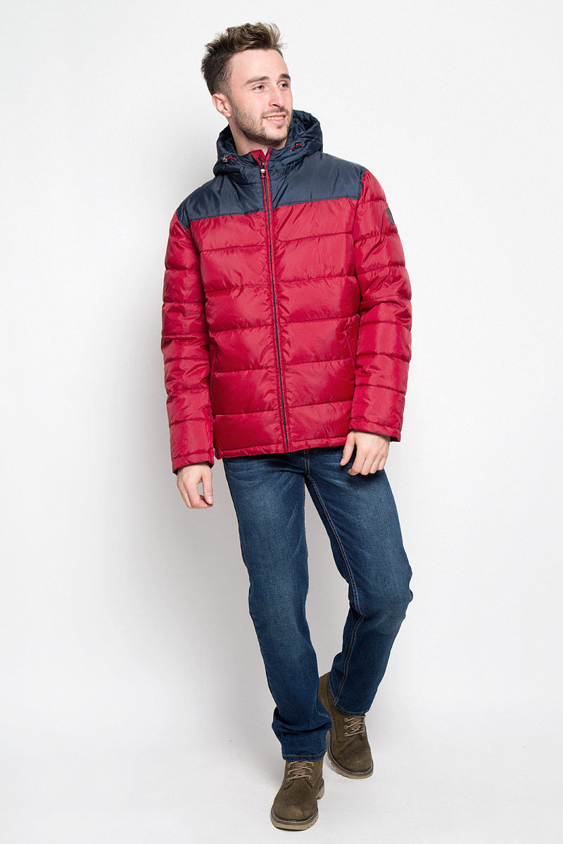 Куртка мужская Sela Casual Wear, цвет: красный. Cp-226/345-6312. Размер XL (52)Cp-226/345-6312 Куртка мужская Sela Casual Wear, цвет: красный. Cp-226/345-6312. Размер XL (52)Cp-226/345-6312Стильная мужская куртка Sela Casual Wear превосходно подойдет для прохладных дней. Куртка выполнена из полиэстера, она отлично защищает от дождя, снега и ветра, а наполнитель из синтепона превосходно сохраняет тепло.Модель с длинными рукавами и несъемным капюшоном застегивается на застежку-молнию спереди. Объем капюшона регулируется при помощи шнурка-кулиски со стопперами. Изделие дополнено двумя втачными карманами на молниях спереди, а также внутренним накладным карманом на липучке. Рукава дополнены внутренними трикотажными манжетами. Эта модная и в то же время комфортная куртка согреет вас в холодное время года и отлично подойдет как для прогулок, так и для активного отдыха.