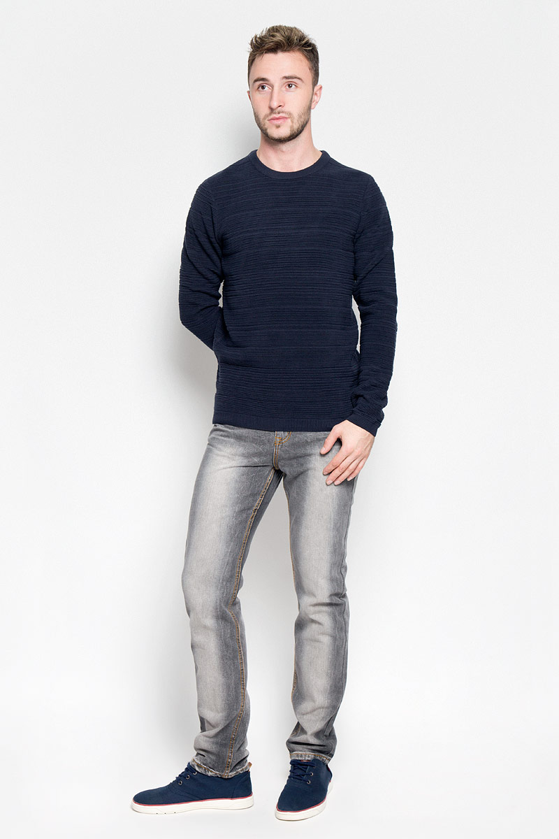 Джемпер мужской Tom Tailor Denim, цвет: темно-синий. 3021661.00.12_6576. Размер L (50)3021661.00.12_6576 Джемпер мужской Tom Tailor Denim, цвет: темно-синий. 3021661.00.12_6576. Размер L (50)3021661.00.12_6576Мужской джемпер Tom Tailor Denim, выполненный из натурального хлопка, станет стильным дополнением к вашему образу. Материал изделия мягкий, приятный на ощупь, не сковывает движения и позволяет коже дышать.Модель с круглым вырезом горловины и длинными рукавами оформлена вязаными фактурными полосками. Манжеты и низ джемпера связаны резинкой, что предотвращает деформацию при носке. Изделие украшено фирменной нашивкой. Современный дизайн и расцветка делают этот джемпер модным и стильным предметом мужской одежды, в нем вы всегда будете чувствовать себя уютно и комфортно!