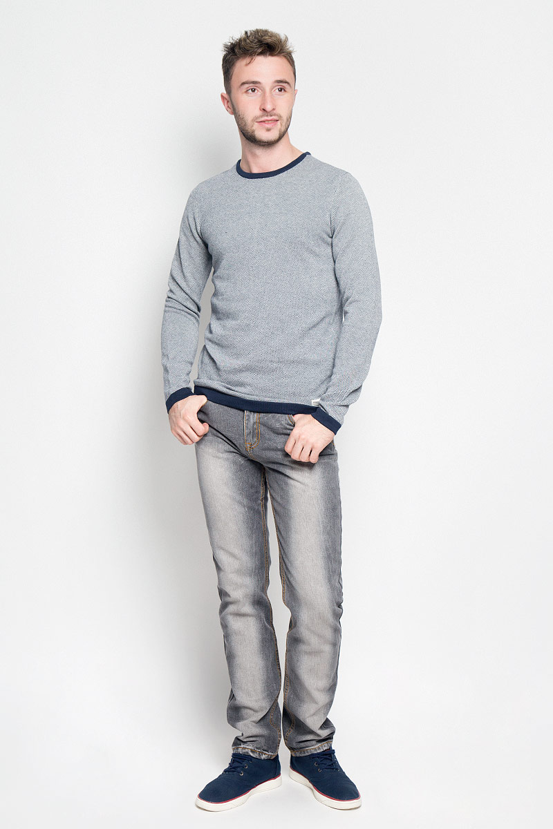 Джемпер мужской Tom Tailor Denim, цвет: темно-синий, белый. 3021659.01.12_6576. Размер M (48)3021659.01.12_6576 Джемпер мужской Tom Tailor Denim, цвет: темно-синий, белый. 3021659.01.12_6576. Размер M (48)3021659.01.12_6576Мужской джемпер Tom Tailor Denim, выполненный из натурального хлопка, дополнит ваш образ и подчеркнет индивидуальность. Материал изделия мягкий, приятный на ощупь, не сковывает движения и позволяет коже дышать.Модель с круглым вырезом горловины и длинными рукавами украшена небольшой фирменной нашивкой. Воротник, манжеты и низ джемпера связаны резинкой, что предотвращает деформацию при носке.Современный дизайн и расцветка делают этот джемпер модным и стильным предметом мужской одежды, в нем вы всегда будете чувствовать себя уютно и комфортно!