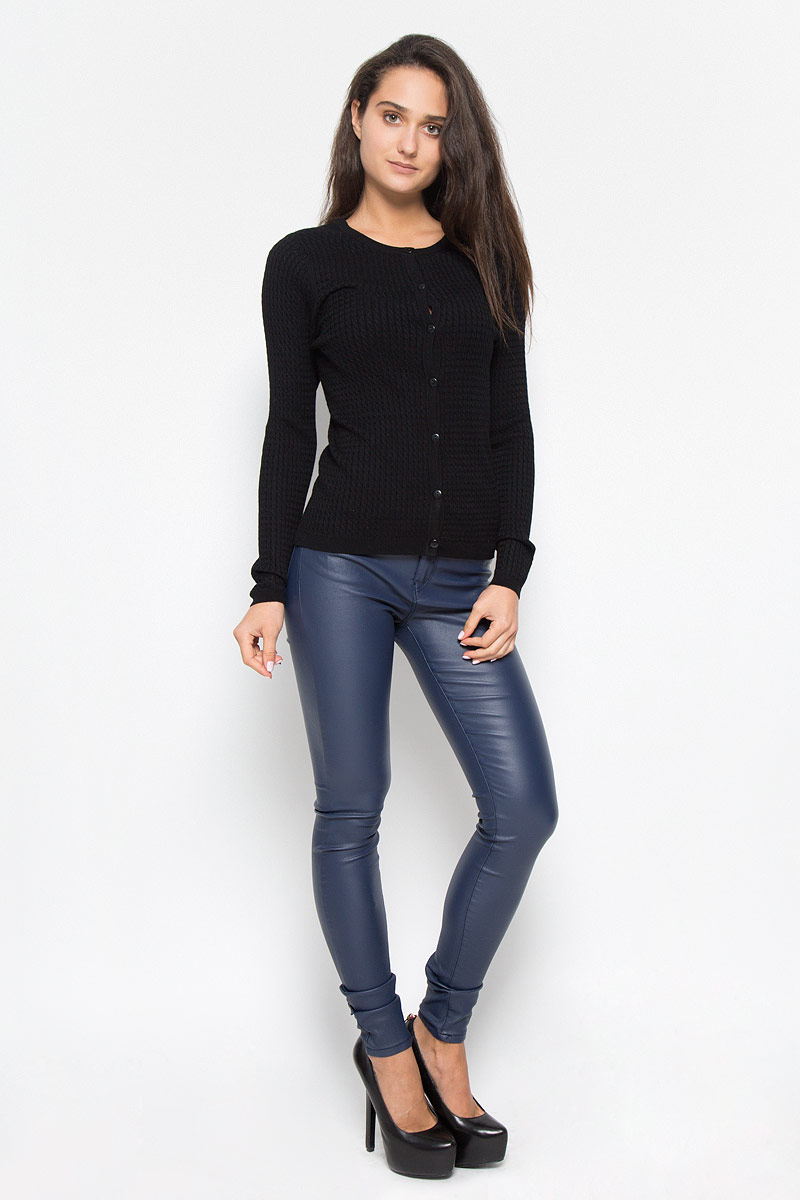 Кофта женская Vero Moda, цвет: черный. 10159395. Размер M (44)10159395_Black Кофта женская Vero Moda, цвет: черный. 10159395. Размер M (44)10159395_BlackСтильная женская кофта Vero Moda, изготовленная из вискозы с добавлением нейлона, не сковывает движения, обеспечивая наибольший комфорт. Модель с круглым вырезом горловины и длинными рукавами застегивается на пуговицы по всей длине. Низ, манжеты и вырез горловины изделия связаны резинкой. Эта теплая и комфортная кофта станет отличным дополнением к вашему гардеробу. В ней вы всегда будете чувствовать себя уютно в прохладное время года.