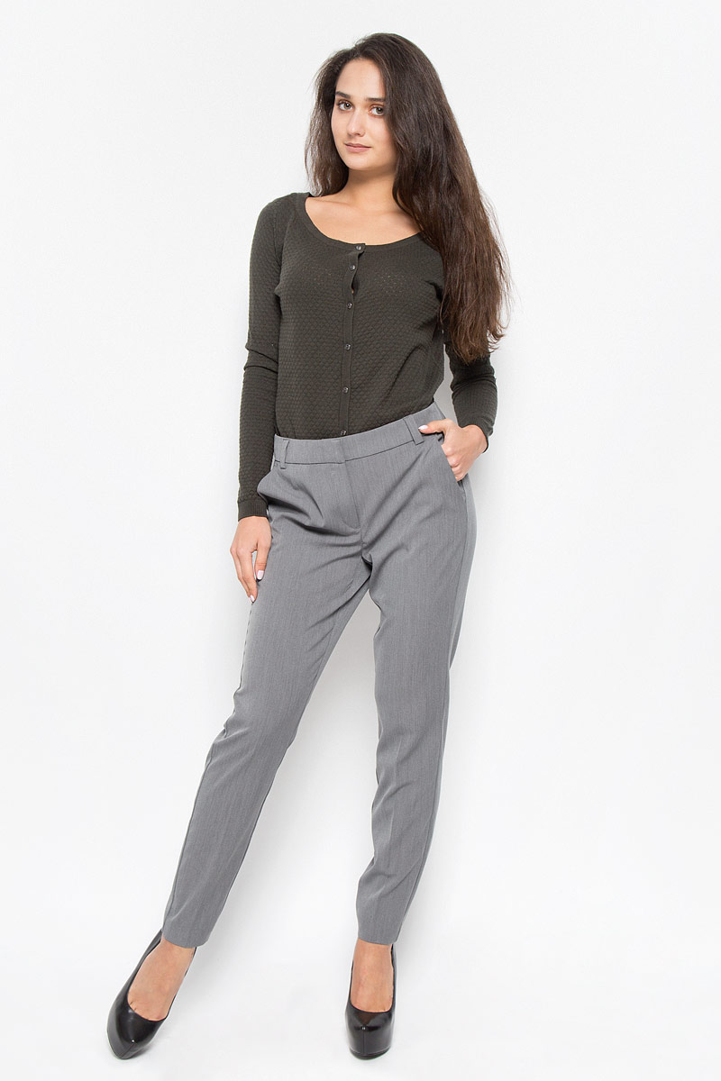 Брюки женские Vero Moda, цвет: серый меланж. 10146832. Размер 34 (40)10146832_Medium Grey Melange Брюки женские Vero Moda, цвет: серый меланж. 10146832. Размер 34 (40)10146832_Medium Grey MelangeСтильные женские брюки Vero Moda - это изделие высочайшего качества, которое превосходно сидит и подчеркнет все достоинства вашей фигуры. Свободные брюки стандартной посадки выполнены из полиэстера с добавлением вискозы и эластана, что обеспечивает комфорт и удобство при носке.Брюки застегиваются на один крючок, пуговицу в поясе и ширинку на застежке-молнии. Брюки оформлены стрелками и дополнены двумя втачными карманами спереди и двумя втачными карманами-обманками сзади. Эти модные и в то же время комфортные брюки послужат отличным дополнением к вашему гардеробу и помогут создать неповторимый современный образ.