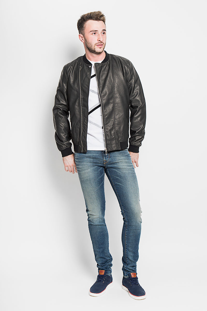 Куртка мужская Only & Sons, цвет: черный. 22004373. Размер L (48)22004373_Black Куртка мужская Only & Sons, цвет: черный. 22004373. Размер L (48)22004373_BlackУдобная мужская куртка Only & Sons согреет вас в прохладную погоду. Модель с длинными рукавами и круглым вырезом горловины застегивается на асимметричную застежку-молнию. Куртка выполнена из искусственной кожи и имеет оригинальную кожаную текстуру. Куртка дополнена двумя втачными карманами на кнопках спереди. Низ изделия, манжеты и горловина дополнены трикотажной резинкой. Такая куртка будет дарить вам комфорт в течение всего дня и послужит замечательным дополнением к вашему гардеробу.