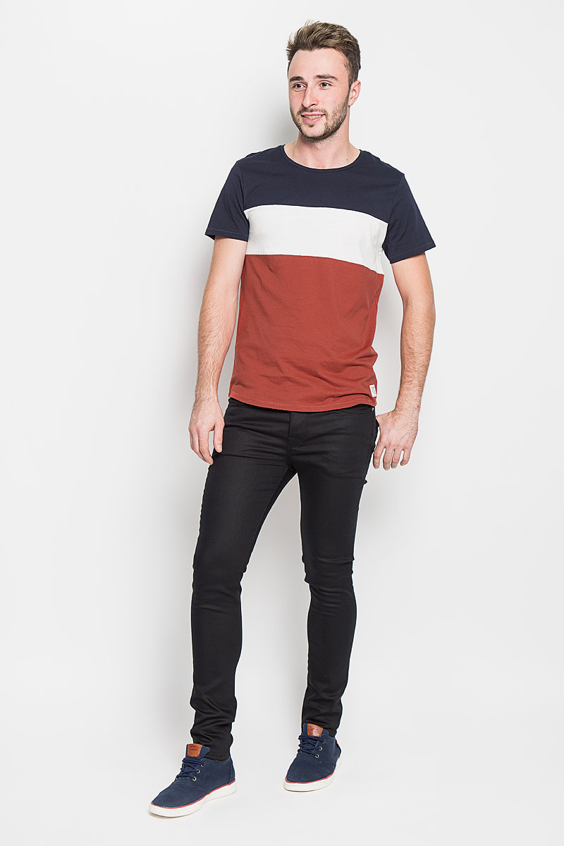 Футболка мужская Tom Tailor Denim, цвет: темно-синий, белый, красный. 1035851.00.12_4681. Размер L (50)1035851.00.12_4681 Футболка мужская Tom Tailor Denim, цвет: темно-синий, белый, красный. 1035851.00.12_4681. Размер L (50)1035851.00.12_4681Стильная мужская футболка Tom Tailor Denim выполнена из натурального хлопка. Материал очень мягкий и приятный на ощупь, обладает высокой воздухопроницаемостью и гигроскопичностью, позволяет коже дышать.Трехцветная модель с круглым вырезом горловины и короткими рукавами оформлена спереди брендовой нашивкой, а сзади вышитым логотипом бренда.Такая модель подарит вам комфорт в течение всего дня и послужит замечательным дополнением к вашему гардеробу.