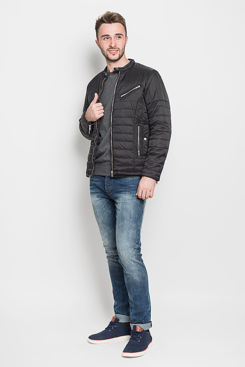 Куртка мужская Selected Homme, цвет: черный. 16053624. Размер L (48)16053624_Black Куртка мужская Selected Homme, цвет: черный. 16053624. Размер L (48)16053624_BlackСтеганая мужская куртка Selected Homme станет стильным дополнением к вашему гардеробу. Модель выполнена из нейлона, с подкладкой из полиэстера.Куртка с воротником-стойкой застегивается на пластиковую молнию. Воротник дополнительно застегивается на кнопку. Сверху рукава декорированы скрытым карманом, а на манжете вшита металлическая змейка. Спереди расположены четыре вшитых кармана, два на змейке и два на кнопке. На груди имеется накладной карман на застежке-молнии.Эта стильная и модная куртка подарит вам тепло и комфорт!