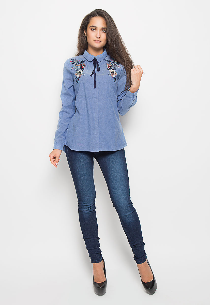 Рубашка женская Tom Tailor Denim, цвет: голубой. 2032403.00.71_1000. Размер M (46)2032403.00.71_1000 Рубашка женская Tom Tailor Denim, цвет: голубой. 2032403.00.71_1000. Размер M (46)2032403.00.71_1000Стильная женская рубашка Tom Tailor Denim, выполненная из полиэстера с хлопком, прекрасно подойдет для повседневной носки. Материал очень мягкий и приятный на ощупь, не сковывает движения и позволяет коже дышать.Рубашка с отложным воротником и длинными рукавами застегивается на пуговицы, скрытые планкой. Спинка дополнена складкой и немного удлинена. Низ рукавов дополнен манжетами, которые застегиваются на пуговицы. Длину рукава можно регулировать за счет хлястика на пуговице. Оформлена модель яркой цветочной вышивкой. Воротник дополнен трикотажной лентой.Такая рубашка будет дарить вам комфорт в течение всего дня и станет модным дополнением к вашему гардеробу.
