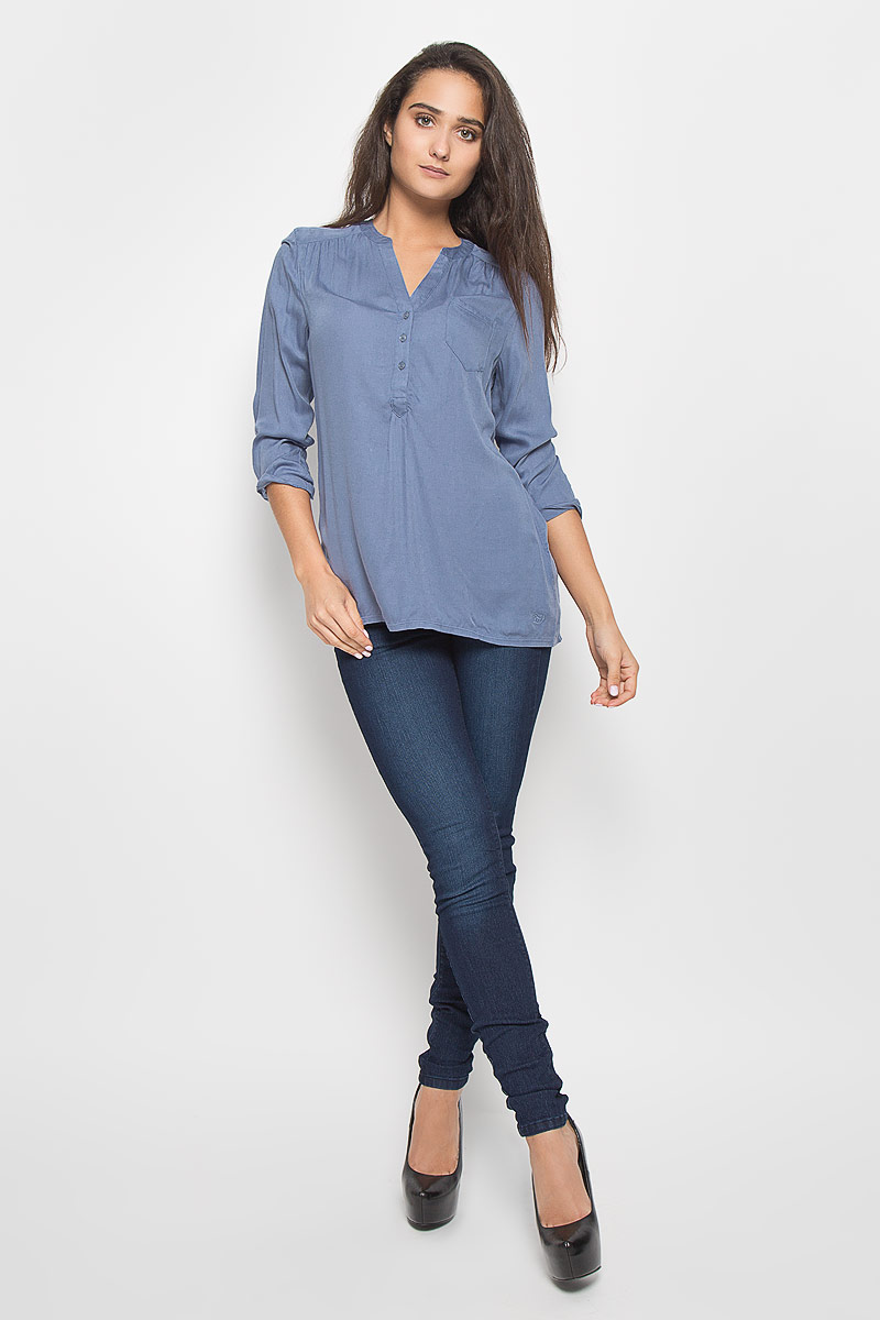 Блузка женская Tom Tailor Denim, цвет: голубой. 2029195.10.71_6731. Размер S (44)2029195.10.71_6731 Блузка женская Tom Tailor Denim, цвет: голубой. 2029195.10.71_6731. Размер S (44)2029195.10.71_6731Стильная женская блуза Tom Tailor Denim, выполненная из вискозы, подчеркнет ваш уникальный стиль и поможет создать оригинальный женственный образ.Блузка с рукавами 3/4 и V-образным вырезом горловины имеет свободный крой и застегивается на пуговицы на груди. Рукава дополнены хлястиками на пуговицах, которые фиксируют рукав в закатанном состоянии. Блузка с удлиненной спинкой дополнена накладным нагрудным карманом. Эта блузка будет дарить вам комфорт в течение всего дня и послужит замечательным дополнением к вашему гардеробу.