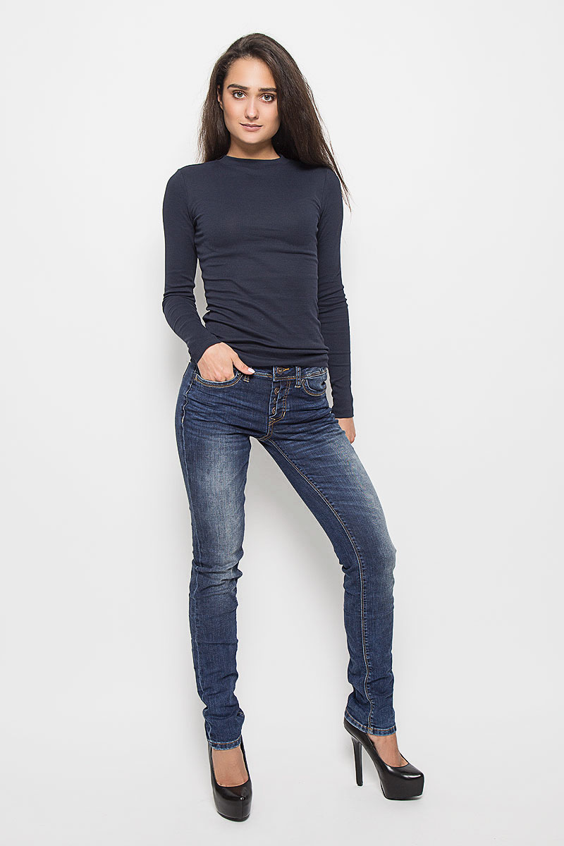 Джинсы женские Tom Tailor Denim Stella, цвет: синий. 6204857.09.71_1052. Размер 26-32 (42-32)6204857.09.71_1052 Джинсы женские Tom Tailor Denim Stella, цвет: синий. 6204857.09.71_1052. Размер 26-32 (42-32)6204857.09.71_1052Стильные женские джинсы Tom Tailor Denim Stella - это джинсы высочайшего качества, которые прекрасно сидят. Они выполнены из высококачественного эластичного хлопка с добавлением полиэстера и вискозы, что обеспечивает комфорт и удобство при носке. Модные джинсы-слим заниженной посадки станут отличным дополнением к вашему современному образу. Джинсы застегиваются на пуговицу в поясе и ширинку на пуговицах, имеют шлевки для ремня. Джинсы имеют классический пятикарманный крой: спереди модель оформлена двумя втачными карманами и одним маленьким накладным кармашком, а сзади - двумя накладными карманами.Эти модные и в то же время комфортные джинсы послужат отличным дополнением к вашему гардеробу.