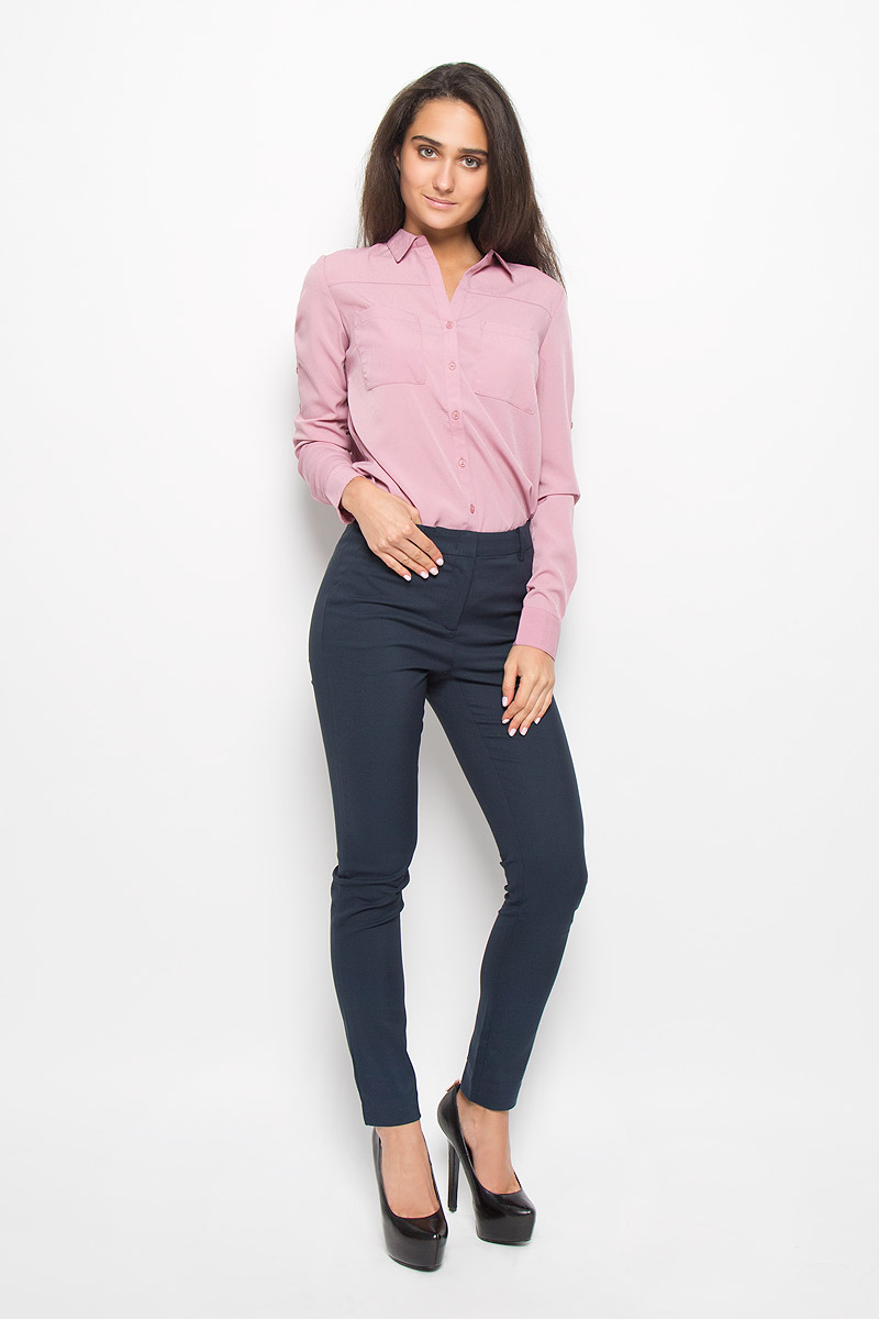 Брюки женские Sela Casual, цвет: темно-синий. P-115/778-6373. Размер L (48)P-115/778-6373 Брюки женские Sela Casual, цвет: темно-синий. P-115/778-6373. Размер L (48)P-115/778-6373Стильные женские брюки Sela созданы специально для того, чтобы подчеркивать достоинства вашей фигуры. Модель зауженного к низу кроя и средней посадки станет отличным дополнением к вашему современному образу. Брюки застегиваются на крючки и пуговицу в поясе и ширинку на застежке-молнии, имеются шлевки для ремня. Спереди модель дополнена двумя втачными карманами, а сзади - имитациями прорезных карманов. Эти модные и в тоже время комфортные брюки послужат отличным дополнением к вашему гардеробу.