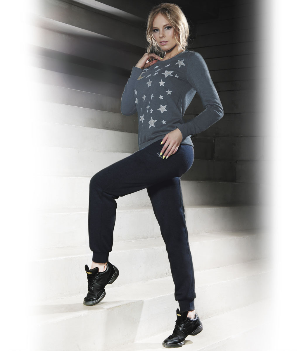 Свитшот женский Grishko Fitness, цвет: темно-серый. AL-2917. Размер 46AL-2917 Свитшот женский Grishko Fitness, цвет: темно-серый. AL-2917. Размер 46AL-2917Классический свитшот из новой коллекции Grishko Fitness, проникнутой философией единого космоса. Мегаактуальный принт с проекцией звездного неба, украшенный сияющими стразами и глиттером. Модель классической длины с манжетами на рукавах и по низу выполнена из плотного меланжированнного хлопка с лайкрой нового поколения - необычайно качественного и приятного на ощупь материала. Воротник дополнен мягкой эластичной бейкой.