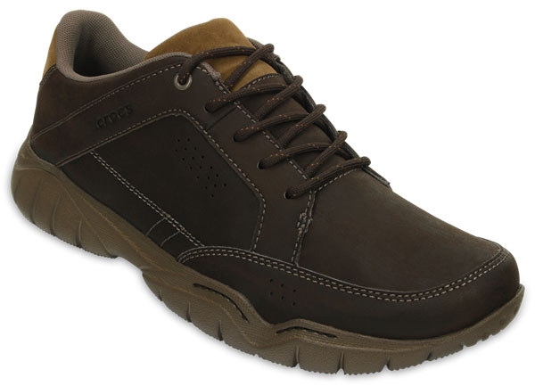 Полуботинки мужские Crocs Swiftwater Hiker, цвет: темно-коричневый. 203392-23B. Размер 7 (40)203392-23B Полуботинки мужские Crocs Swiftwater Hiker, цвет: темно-коричневый. 203392-23B. Размер 7 (40)203392-23BВы предпочитаете прогулки и активный образ жизни? Модель Swiftwater Hiker от Crocs создана для вас. Верх выполнен из водоотталкивающего нубука с замшевыми вставками на язычке и пятке. Два слоя Croslite обеспечивают большую поддержку и амортизацию. Классическая шнуровка надешно фиксирует обувь на ноге. Протекторированная подошва обеспечивает улучшенное сцепление с дорогой.
