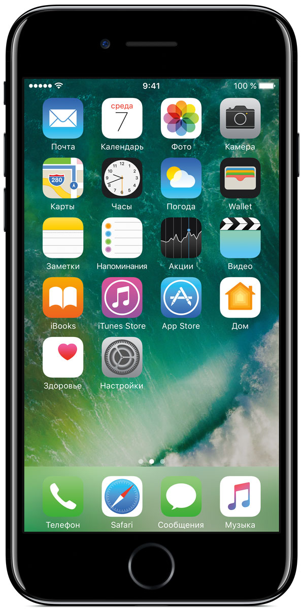 Apple iPhone 7 128GB, Jet BlackMN962RU/A Apple iPhone 7 128GB, Jet BlackMN962RU/AiPhone 7 оснащен великолепной камерой, которая позволяет делать невероятные снимки. Этот телефон обладает высокой производительностью и самым долговечным аккумулятором среди всех моделей iPhone, великолепными стереодинамиками, системой широкой цветопередачи от камеры на экран. Для iPhone 7 доступны два новых великолепных цвета корпуса, а также обеспечивается защита от воды и пыли.В iPhone 7 встроена самая популярная в мире камера. Благодаря совершенно новым функциям она стала ещё лучше. 12-мегапиксельная камера в iPhone 7 оснащена системой оптической стабилизации изображения, обладает высокой светосилой f/1.8 и 6-элементным объективом для съёмки ярких фотографий и видео с высоким разрешением. Расширенный цветовой диапазон позволяет фиксировать яркие цвета во всех деталях.Другие усовершенствования камерыНовый процессор обработки сигнала изображения, созданный Apple, выполняет более 100 миллиардов операций на одной фотографии всего за 25 миллисекунд. Это обеспечивает невероятное качество снимков и видео. Новая 7-мегапиксельная камера FaceTime HD обладает более широкой цветопередачей, передовой технологией пикселей и системой автоматической стабилизации изображения для съёмки отличных селфи. Новая вспышка True Tone Quad-LED на 50% ярче, чем в iPhone 6s. Она оснащена передовой матрицей, которая распознаёт и сглаживает блики на видеозаписях и фотографиях.Работает дольше и эффективнееРаботу всех этих инноваций обеспечивает новый процессор A10 Fusion, специально созданный Apple. Новая архитектура делает его самым мощным процессором в истории смартфонов. При этом он обеспечивает более долгую работу без подзарядки, чем у любой другой модели iPhone. Процессор A10 Fusion выполнен по 4-ядерной технологии: в нём объединены два высокомощных ядра, работающих почти вдвое быстрее, чем iPhone 6, и два высокоэффективных ядра, которые способны потреблять в 5 раз меньше энергии, чем высокомощные ядра. Скорость обработки графики также возросла: теперь она почти втрое выше, чем у iPhone 6. При этом на обработку графики расходуется вдвое меньше энергии. Это открывает совершенно новые возможности для игр и профессиональных приложений.iPhone 7 поддерживает до 25 диапазонов LTE и обеспечивает лучший всемирный роуминг. Технология LTE Advanced позволяет передавать данные со скоростью до 450 Мбит/с — в 3 раза быстрее, чем в iPhone 6.Великолепная система стереодинамиковНовые стереодинамики воспроизводят великолепный объёмный звук: вдвое более мощный, чем на iPhone 6s, с расширенным динамическим диапазоном и с микрофоном более высокого качества. В комплект поставки новых iPhone входят невероятно качественные наушники EarPods с разъёмом Lightning, а также адаптер для подключения наушников с разъёмом 3,5 мм, позволяющий пользоваться старыми наушниками и аксессуарами.Всплеск новых идейКорпусы iPhone 7 доступны в великолепных цветах: серебристом, золотом и в цвете «розовое золото», а также в двух совершенно новых оттенках чёрного: с великолепным матовым анодированием и с уникальной глянцевой поверхностью глубокого цвета «чёрный оникс». Для создания нового цвета «чёрный оникс» применяется передовой процесс девятикратного анодирования и полировки. В результате получается равномерная глянцевая поверхность. Полностью обновлённый корпус обеспечивает водостойкость iPhone и защищает его от пролитых жидкостей, брызг и пыли.Новый iPhone оснащён самым ярким и красочным дисплеем Retina HD, когда-либо применявшимся в iPhone. Теперь у него ещё более широкая цветовая палитра кинематографического стандарта, более насыщенные цвета и лучшая система цветопередачи среди всех смартфонов.Новая кнопка «Домой» в iPhone 7 отличается поразительной скоростью реакции и чувствительностью к нажатию. Совместно с новым механизмом Taptic Engine она обеспечивает ещё более точный и персональный тактильный отклик.В iOS 10 внесены наиболее серьезные обновления в истории iOSiPhone 7 работает под управлением iOS 10 — наиболее серьезного обновления мобильной операционной системы iOS. iOS 10 содержит масштабные обновления Сообщений, что позволяет реализовать ещё более выразительные и динамичные возможности общения с друзьями и близкими, новые функции Siri с широкой поддержкой приложений, новые способы управлять приложениями и ещё более широкую поддержку 3D Touch, великолепные обновлённые Карты, Фото, Apple Music и News, а также приложение «Дом» — простой и безопасный способ управлять домашними устройствами из единого центра. Кроме того, iOS 10 открывает невероятные возможности для разработчиков благодаря API для Siri, Карт, Телефона и Сообщений. Теперь у пользователей будет ещё больше функций в любимых приложениях.Телефон сертифицирован EAC и имеет русифицированный интерфейс меню, а также «Руководство пользователя».