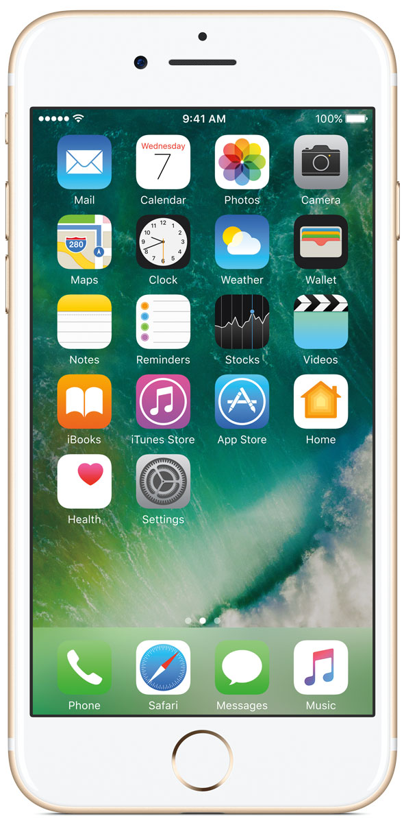 Apple iPhone 7 32GB, GoldMN902RU/A Apple iPhone 7 32GB, GoldMN902RU/AiPhone 7 оснащен великолепной камерой, которая позволяет делать невероятные снимки. Этот телефон обладает высокой производительностью и самым долговечным аккумулятором среди всех моделей iPhone, великолепными стереодинамиками, системой широкой цветопередачи от камеры на экран. Для iPhone 7 доступны два новых великолепных цвета корпуса, а также обеспечивается защита от воды и пыли.В iPhone 7 встроена самая популярная в мире камера. Благодаря совершенно новым функциям она стала ещё лучше. 12-мегапиксельная камера в iPhone 7 оснащена системой оптической стабилизации изображения, обладает высокой светосилой f/1.8 и 6-элементным объективом для съёмки ярких фотографий и видео с высоким разрешением. Расширенный цветовой диапазон позволяет фиксировать яркие цвета во всех деталях.Другие усовершенствования камерыНовый процессор обработки сигнала изображения, созданный Apple, выполняет более 100 миллиардов операций на одной фотографии всего за 25 миллисекунд. Это обеспечивает невероятное качество снимков и видео. Новая 7-мегапиксельная камера FaceTime HD обладает более широкой цветопередачей, передовой технологией пикселей и системой автоматической стабилизации изображения для съёмки отличных селфи. Новая вспышка True Tone Quad-LED на 50% ярче, чем в iPhone 6s. Она оснащена передовой матрицей, которая распознаёт и сглаживает блики на видеозаписях и фотографиях.Работает дольше и эффективнееРаботу всех этих инноваций обеспечивает новый процессор A10 Fusion, специально созданный Apple. Новая архитектура делает его самым мощным процессором в истории смартфонов. При этом он обеспечивает более долгую работу без подзарядки, чем у любой другой модели iPhone. Процессор A10 Fusion выполнен по 4-ядерной технологии: в нём объединены два высокомощных ядра, работающих почти вдвое быстрее, чем iPhone 6, и два высокоэффективных ядра, которые способны потреблять в 5 раз меньше энергии, чем высокомощные ядра. Скорость обработки графики также возросла: теперь она почти втрое выше, чем у iPhone 6. При этом на обработку графики расходуется вдвое меньше энергии. Это открывает совершенно новые возможности для игр и профессиональных приложений.iPhone 7 поддерживает до 25 диапазонов LTE и обеспечивает лучший всемирный роуминг. Технология LTE Advanced позволяет передавать данные со скоростью до 450 Мбит/с — в 3 раза быстрее, чем в iPhone 6.Великолепная система стереодинамиковНовые стереодинамики воспроизводят великолепный объёмный звук: вдвое более мощный, чем на iPhone 6s, с расширенным динамическим диапазоном и с микрофоном более высокого качества. В комплект поставки новых iPhone входят невероятно качественные наушники EarPods с разъёмом Lightning, а также адаптер для подключения наушников с разъёмом 3,5 мм, позволяющий пользоваться старыми наушниками и аксессуарами.Всплеск новых идейКорпусы iPhone 7 доступны в великолепных цветах: серебристом, золотом и в цвете «розовое золото», а также в двух совершенно новых оттенках чёрного: с великолепным матовым анодированием и с уникальной глянцевой поверхностью глубокого цвета «чёрный оникс». Для создания нового цвета «чёрный оникс» применяется передовой процесс девятикратного анодирования и полировки. В результате получается равномерная глянцевая поверхность. Полностью обновлённый корпус обеспечивает водостойкость iPhone и защищает его от пролитых жидкостей, брызг и пыли.Новый iPhone оснащён самым ярким и красочным дисплеем Retina HD, когда-либо применявшимся в iPhone. Теперь у него ещё более широкая цветовая палитра кинематографического стандарта, более насыщенные цвета и лучшая система цветопередачи среди всех смартфонов.Новая кнопка «Домой» в iPhone 7 отличается поразительной скоростью реакции и чувствительностью к нажатию. Совместно с новым механизмом Taptic Engine она обеспечивает ещё более точный и персональный тактильный отклик.В iOS 10 внесены наиболее серьезные обновления в истории iOSiPhone 7 работает под управлением iOS 10 — наиболее серьезного обновления мобильной операционной системы iOS. iOS 10 содержит масштабные обновления Сообщений, что позволяет реализовать ещё более выразительные и динамичные возможности общения с друзьями и близкими, новые функции Siri с широкой поддержкой приложений, новые способы управлять приложениями и ещё более широкую поддержку 3D Touch, великолепные обновлённые Карты, Фото, Apple Music и News, а также приложение «Дом» — простой и безопасный способ управлять домашними устройствами из единого центра. Кроме того, iOS 10 открывает невероятные возможности для разработчиков благодаря API для Siri, Карт, Телефона и Сообщений. Теперь у пользователей будет ещё больше функций в любимых приложениях.Телефон сертифицирован EAC и имеет русифицированный интерфейс меню, а также «Руководство пользователя».