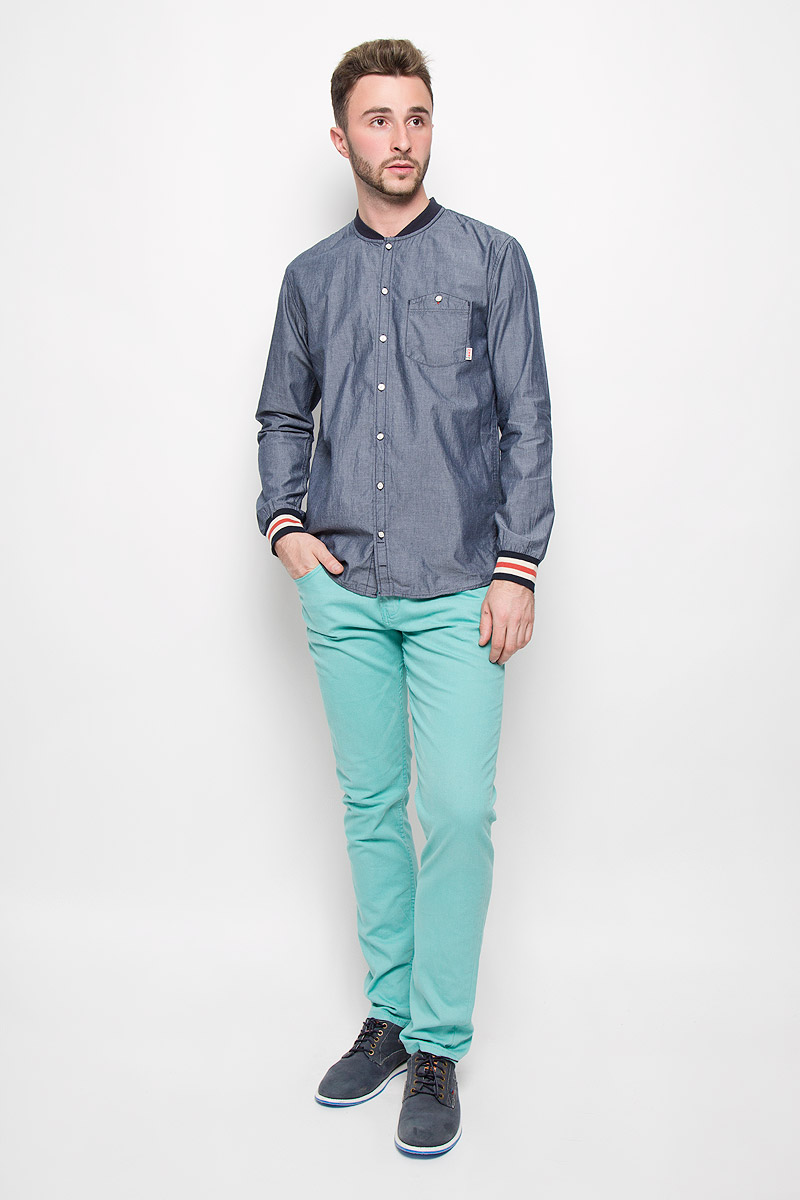 Рубашка мужская Tom Tailor Denim, цвет: серо-синий. 2032412.00.12_6576. Размер M (48)2032412.00.12_6576 Рубашка мужская Tom Tailor Denim, цвет: серо-синий. 2032412.00.12_6576. Размер M (48)2032412.00.12_6576Мужская рубашка Tom Tailor Denim выполнена из натурального хлопка. Материал изделия легкий, тактильно приятный, не сковывает движения и хорошо пропускает воздух.Рубашка с круглым вырезом горловины, дополненным трикотажной резинкой и длинными рукавами застегивается спереди на пуговицы по всей длине. Рукава дополнены контрастными трикотажными манжетами. На груди модель оформлена накладным карманом на пуговице. Такая рубашка будет дарить вам комфорт в течение всего дня и станет стильным дополнением к вашему гардеробу.