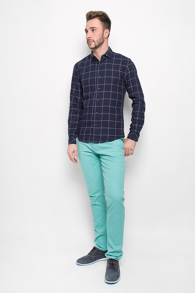 Рубашка мужская Tom Tailor Denim, цвет: темно-синий. 2032409.00.12_6576. Размер S (46)2032409.00.12_6576 Рубашка мужская Tom Tailor Denim, цвет: темно-синий. 2032409.00.12_6576. Размер S (46)2032409.00.12_6576Мужская рубашка Tom Tailor Denim выполнена из натурального хлопка. Материал изделия легкий, тактильно приятный, не сковывает движения и хорошо пропускает воздух. Приталенная рубашка с отложным воротником и длинными рукавами застегивается спереди на пуговицы по всей длине. На манжетах также предусмотрены застежки-пуговицы. Модель оформлена принтом в клетку. Такая рубашка будет дарить вам комфорт в течение всего дня и станет стильным дополнением к вашему гардеробу.