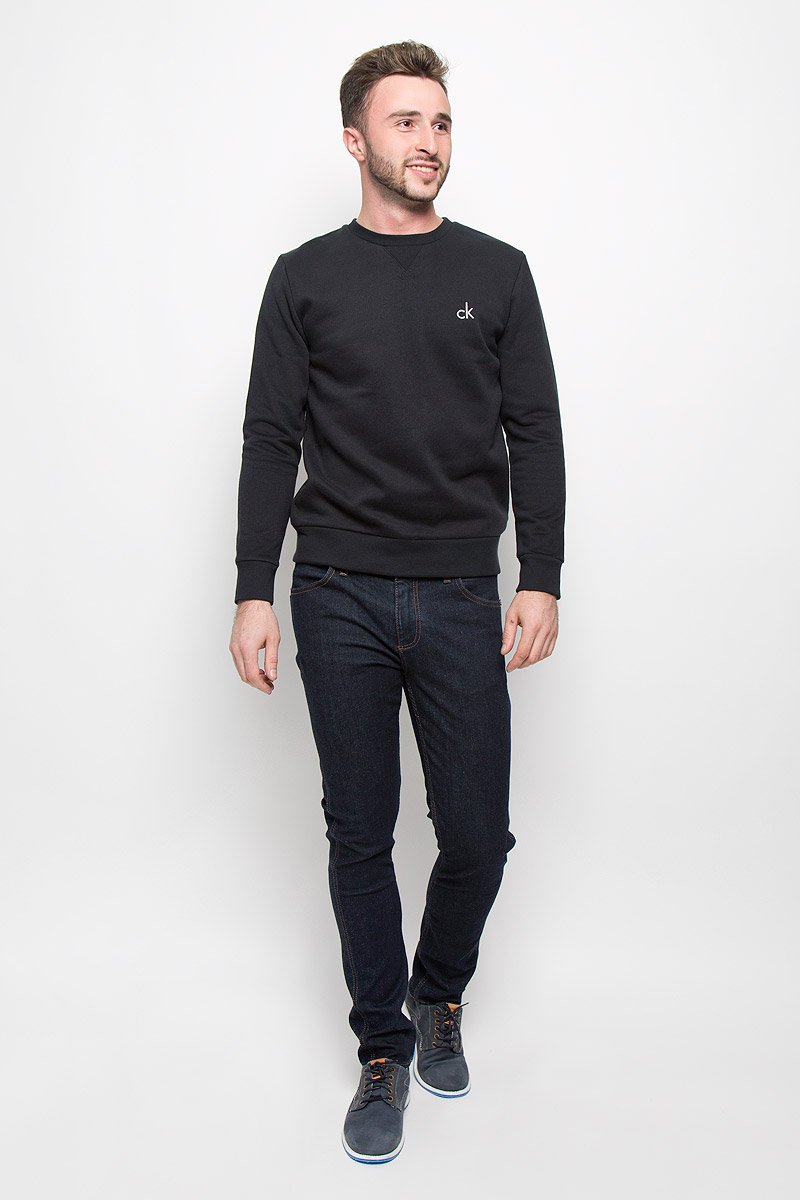 Свитшот мужской Calvin Klein Jeans, цвет: черный. J30J300603_0990. Размер XL (50/52)J30J300603_0990 Свитшот мужской Calvin Klein Jeans, цвет: черный. J30J300603_0990. Размер XL (50/52)J30J300603_0990Стильный мужской свитшот Calvin Klein Jeans, изготовленный из высококачественного материала, мягкий и приятный на ощупь, не сковывает движений и обеспечивает наибольший комфорт. Такой свитшот великолепно пропускает воздух, позволяя коже дышать, и обладает высокой гигроскопичностью.Модель свободного кроя с круглым вырезом горловины и длинными рукавами оформлена брендовой вышивкой. Манжеты рукавов, воротник и низ изделия дополнены трикотажными резинками. Этот свитшот - настоящее воплощение комфорта, он послужит отличным дополнением к вашему гардеробу. В нем вы будете чувствовать себя уютно в прохладное время года.