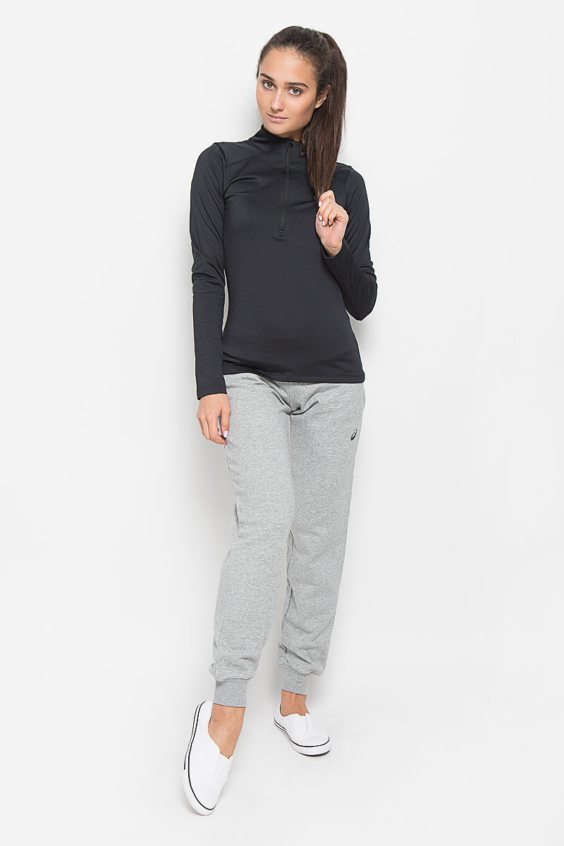Лонгслив для бега женский Asics Ess Winter 1/2 Zip, цвет: черный. 134109-0904. Размер M (44/46)134109-0904 Лонгслив для бега женский Asics Ess Winter 1/2 Zip, цвет: черный. 134109-0904. Размер M (44/46)134109-0904Женский лонгслив для бега Asics Ess Winter 1/2 Zip выполнен из полиэстера с добавлением эластана. Ткань, изготовленная с применением технологии Motion Dry, позволяет удалять лишнюю влагу с кожи во время занятий спортом, обеспечивая тем самым замечательный уровень комфорта. Модель с длинными рукавами и воротником-стойкой спереди застегивается на застежку молнию с защитой для подбородка. Изделие оформлено светоотражаюшим логотипом спереди и светоотражающими полосками сзади. В этом лонгсливе вы будете выглядеть стильно, а ваше тело будет дышать. Вам не придется жертвовать внешним видом ради скорости, ведь эластичный и легкий трикотаж отлично смотрится.Лонгслив станет отличным дополнением к вашему гардеробу, в нем вам будет удобно и комфортно.