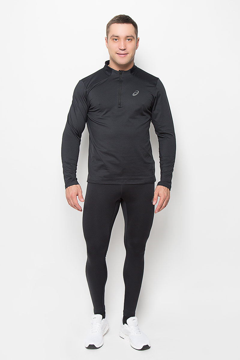 Лонгслив для бега мужской Asics Ess Winter 1/2 Zip, цвет: черный. 134090-0904. Размер XL (52/54)134090-0904 Лонгслив для бега мужской Asics Ess Winter 1/2 Zip, цвет: черный. 134090-0904. Размер XL (52/54)134090-0904Мужская водолазка для бега Asics Ess Winter 1/2 Zip, выполненная из эластичного полиэстера, великолепно подойдет для занятий спортом в прохладные дни. Такой материал великолепно пропускает воздух, обеспечивая необходимую вентиляцию, приятен к телу и превосходно тянется, обеспечивая комфортную посадку по фигуре. Водолазка с длинными рукавами имеет удобные плоские швы. Воротник-стойка на застежке-молнии позволяет защитить шею от холода и ветра, а специальная вставка предотвращает натирание подбородка. Водолазка оформлена светоотражающим логотипом бренда спереди.Такая водолазка будет дарить вам комфорт в течение всего дня, в ней вы всегда будете чувствовать себя уверенно и уютно и непременно достигнете новых спортивных высот.