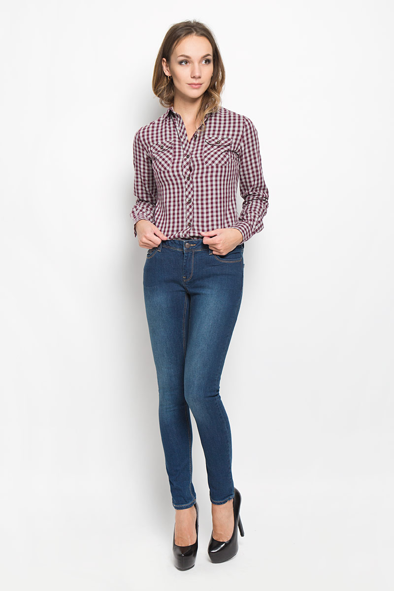 Рубашка женская Lee Cooper, цвет: бордовый, серый. LCHWW043. Размер XS (40)LCHWW043/WINE Рубашка женская Lee Cooper, цвет: бордовый, серый. LCHWW043. Размер XS (40)LCHWW043/WINEЖенская рубашка Lee Cooper, выполненная из высококачественного хлопка, обладает высокой теплопроводностью, воздухопроницаемостью и гигроскопичностью, позволяет коже дышать, тем самым обеспечивая наибольший комфорт при носке.Модель с отложным воротником застегивается на пуговицы. Рубашка дополнена двумя накладными карманами на пуговицах на груди. Длинные рукава рубашки дополнены манжетами на пуговицах. Изделие оформлено актуальным принтом в мелкую клеткуТакая рубашка подчеркнет ваш вкус и поможет создать великолепный стильный образ.