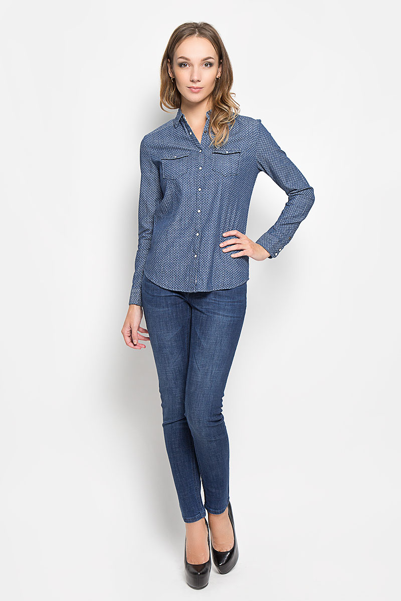 Рубашка женская Lee Cooper, цвет: синий. DONNAML. Размер XS (40)DONNAML/3465/BLUEDENIM Рубашка женская Lee Cooper, цвет: синий. DONNAML. Размер XS (40)DONNAML/3465/BLUEDENIMЖенская рубашка Lee Cooper, выполненная из высококачественного 100% хлопка, обладает высокой теплопроводностью, воздухопроницаемостью и гигроскопичностью, позволяет коже дышать, тем самым обеспечивая наибольший комфорт при носке.Модель классического кроя с отложным воротником застегивается на пуговицы. Длинные рукава рубашки дополнены манжетами на пуговицах. На груди расположены 2 кармана, закрывающиеся клапанами на пуговицах. Рубашка оформлена оригинальным мелким принтом.Такая рубашка подчеркнет ваш вкус и поможет создать великолепный стильный образ.