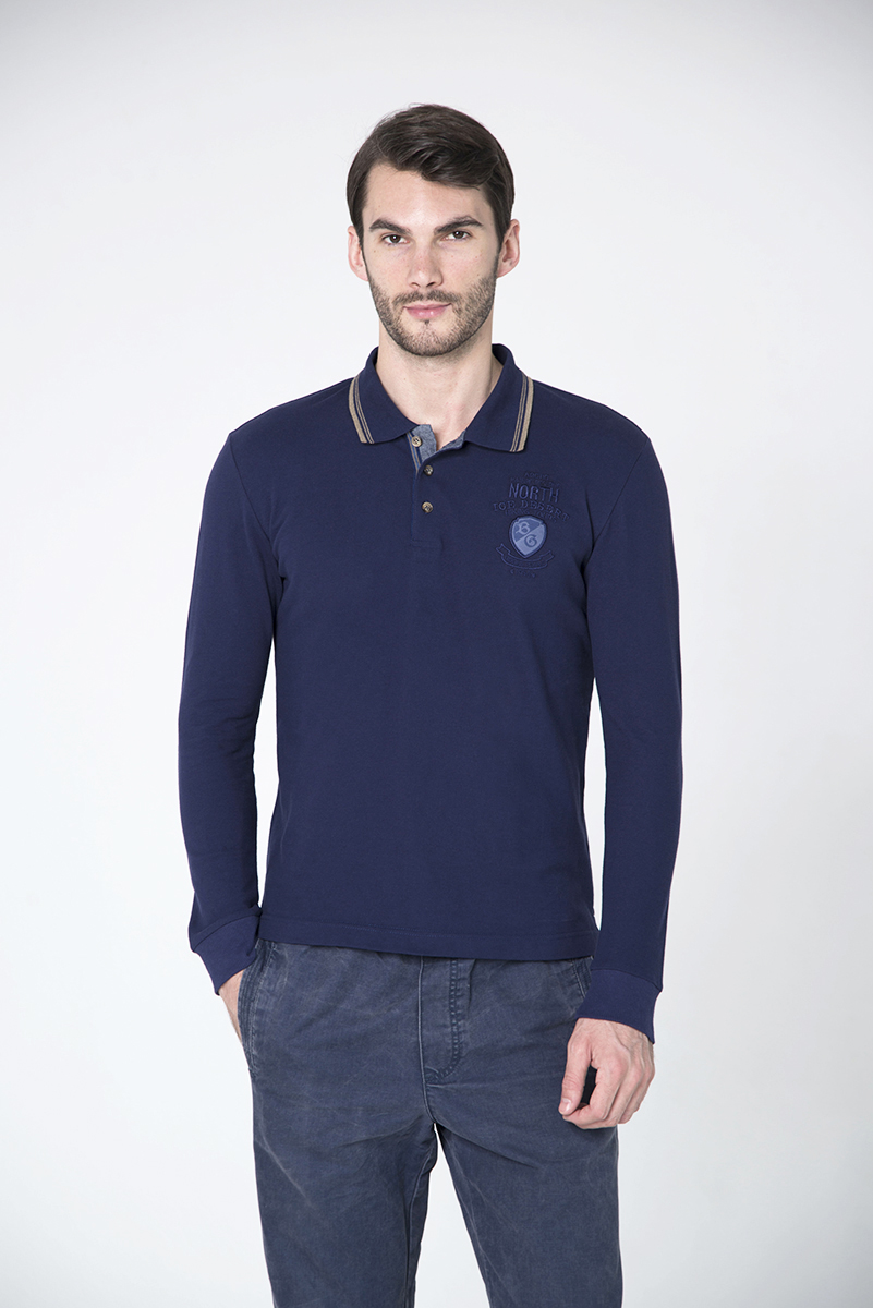 Поло мужское BeGood, цвет: темно-синий. AW16-BGUZ-826. Размер 46AW16-BGUZ-826 Поло мужское BeGood, цвет: темно-синий. AW16-BGUZ-826. Размер 46AW16-BGUZ-826Стильное мужское поло BeGood выполнено из натурального хлопка. Модель с отложным воротником и длинными рукавами застегивается сверху на три пуговицы. Воротник и манжеты рукавов изготовлены из трикотажной резинки. Поло на груди украшено вышитыми надписями.