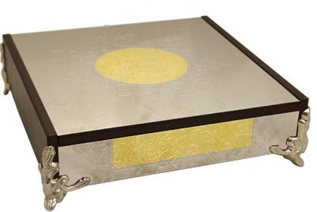 Шкатулка Giorinox Dubai Gold/Silver, 28 х 28 х 8 смGI1297-00AL Шкатулка Giorinox Dubai Gold/Silver, 28 х 28 х 8 смGI1297-00ALШкатулка Giorinox Dubai Gold/Silver изготовлена из нержавеющей стали марки 18/10, отполированной до зеркального блеска. Изделие декорировано изысканным орнаментом в восточном стиле и золотом 24 карата, имеет красивые рельефные ножки. Такая шкатулка идеально подойдет для хранения драгоценностей и других драгоценных вещей. Шкатулка Giorinox Dubai Gold/Silver прекрасно впишется в интерьер помещения, будь то спальня, гостиная или кабинет. Благодаря изысканному дизайну и качеству исполнения изделие станет прекрасным подарком к любому случаю.