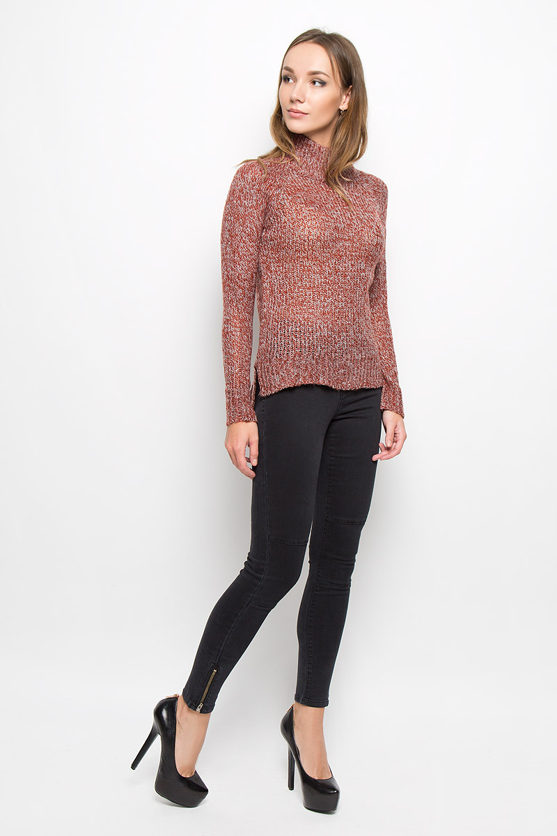 Свитер женский Vero Moda Denim, цвет: терракотовый, серый. 10159274. Размер S (42)10159274_Fired Brick Свитер женский Vero Moda Denim, цвет: терракотовый, серый. 10159274. Размер S (42)10159274_Fired BrickЖенский свитер Vero Moda Denim станет стильным дополнением к вашему гардеробу. Выполненный из акриловой пряжи, он очень мягкий и приятный на ощупь, не сковывает движения и хорошо сохраняет тепло. Свитер с длинными рукавами-реглан и высоким воротником-стойкой великолепно подойдет для создания современного образа в стиле Casual. Воротник, манжеты и низ изделия связаны крупной резинкой. Спинка модели удлинена, по бокам имеются разрезы. Такой свитер идеально подойдет для прохладной погоды, в нем вы всегда будете чувствовать себя уютно и комфортно.