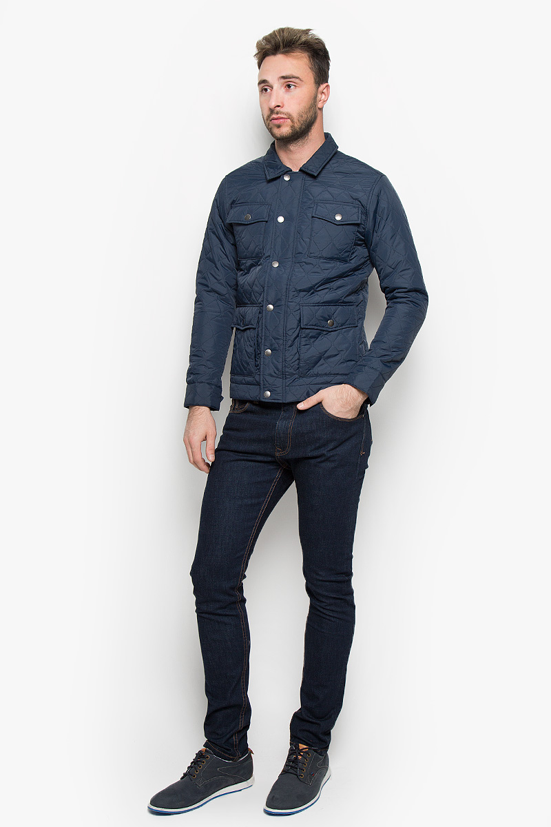 Куртка мужская Jack & Jones, цвет: темно-синий. 12109189. Размер L (48)12109189_Navy Blazer Куртка мужская Jack & Jones, цвет: темно-синий. 12109189. Размер L (48)12109189_Navy BlazerСтильная мужская куртка Jack & Jones, выполненная из высококачественного материала, рассчитана на прохладную погоду. Модель с утеплителем из полиэстера подарит вам максимальный комфорт. Куртка с отложным воротником застегивается на застежку-молнию и дополнительно имеет внешний ветрозащитный клапан на кнопках. Спереди расположены четыре кармана с клапанами на кнопках. С внутренней стороны модель дополнена карманом на липучке и одним врезным карманом на застежке-молнии. Манжеты снабжены хлястиком с кнопкой. Модная фактура ткани, отличное качество, великолепный дизайн.