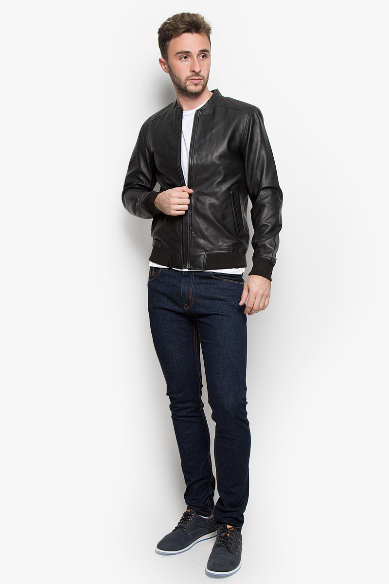Куртка мужская Selected Homme, цвет: черный. 16051618. Размер L (48)16051618_Black Куртка мужская Selected Homme, цвет: черный. 16051618. Размер L (48)16051618_BlackСтильная мужская куртка Selected Homme, выполненная из натуральной овечьей кожи, рассчитана на прохладную погоду. Модель с подкладкой из полиэстера подарит вам максимальный комфорт. Изделие с круглым вырезом горловины и длинными рукавами застегивается на застежку-молнию. Низ рукавов дополнен трикотажными манжетами, а низ изделия вставкой из плотного трикотажа. Куртка дополнена двумя прорезными карманами на застежках-молниях. С внутренней стороны расположен один прорезной кармана на застежке-молнии.Такая модель будет дарить вам комфорт в течение всего дня и послужит замечательным дополнением к вашему гардеробу.