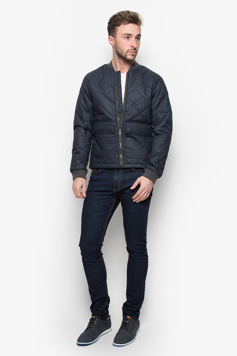 Куртка мужская Jack & Jones, цвет: темно-синий. 12107873. Размер XXL (52)12107873_Navy Blazer Куртка мужская Jack & Jones, цвет: темно-синий. 12107873. Размер XXL (52)12107873_Navy BlazerСтильная мужская куртка Jack & Jones, выполненная из натурального хлопка, рассчитана на прохладную погоду. Модель с утеплителем из полиэстера подарит вам максимальный комфорт. Изделие с воротником-стойкой и длинными рукавами застегивается на застежку-молнию и дополнительно имеет внутреннюю ветрозащитную планку. Низ рукавов дополнен трикотажными манжетами. Воротник также выполнен из плотного трикотажного материала. Куртка дополнена двумя большими накладными карманами с клапанами на кнопках. С внутренней стороны расположен один прорезной кармана на пуговице. Модель оформлена фирменной нашивкой. Модная фактура ткани, отличное качество, великолепный дизайн.