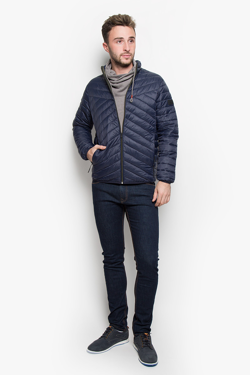 Куртка мужская Jack & Jones, цвет: темно-синий. 12109486. Размер L (48)12109486_Navy Blazer Куртка мужская Jack & Jones, цвет: темно-синий. 12109486. Размер L (48)12109486_Navy BlazerСтильная мужская куртка Jack & Jones, выполненная из нейлона, рассчитана на прохладную погоду. Модель с наполнителем из полиэстера подарит вам максимальный комфорт. Изделие с воротником-стойкой и длинными рукавами застегивается на застежку-молнию. Низ рукавов и низ изделия обработаны эластичной бейкой. Куртка дополнена двумя втачными карманами на застежках-молниях. С внутренней стороны расположено два больших накладных кармана. На левом рукаве расположена небольшая фирменная нашивка. Такая куртка будет дарить вам комфорт в течение всего дня и послужит замечательным дополнением к вашему гардеробу.