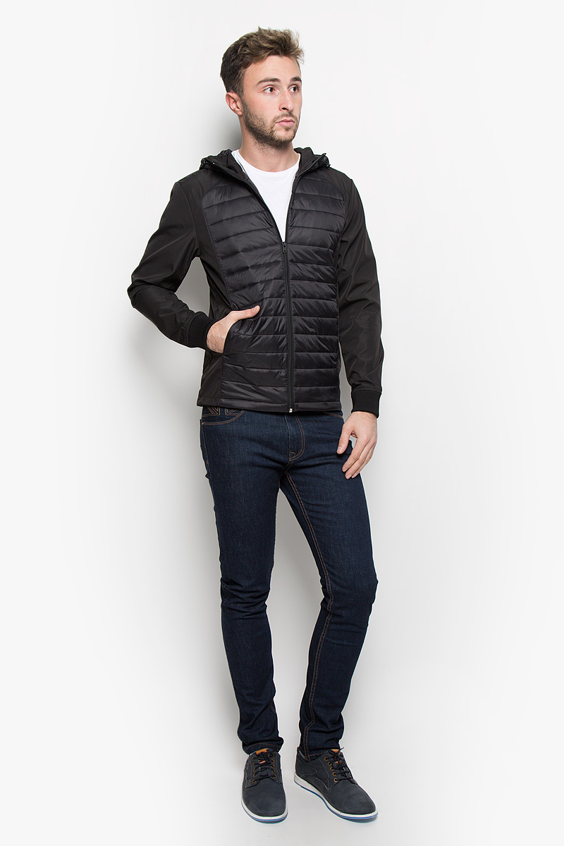 Куртка мужская Jack & Jones, цвет: черный. 12109178. Размер M (46)12109178_Black Куртка мужская Jack & Jones, цвет: черный. 12109178. Размер M (46)12109178_BlackСтильная мужская куртка Jack & Jones, выполненная из высококачественного материала, рассчитана на прохладную погоду. Модель с утеплителем из полиэстера подарит вам максимальный комфорт. Куртка с несъемным капюшоном, который регулируется по объему за счет кулиски со стопперами, застегивается на застежку-молнию. Манжеты дополнены трикотажными резинками. Куртка снабжена двумя прорезными карманами на кнопках. С внутренней стороны расположен ы два накладных кармана. Низ изделия дополнен кулиской. Модная фактура ткани, отличное качество, великолепный дизайн.