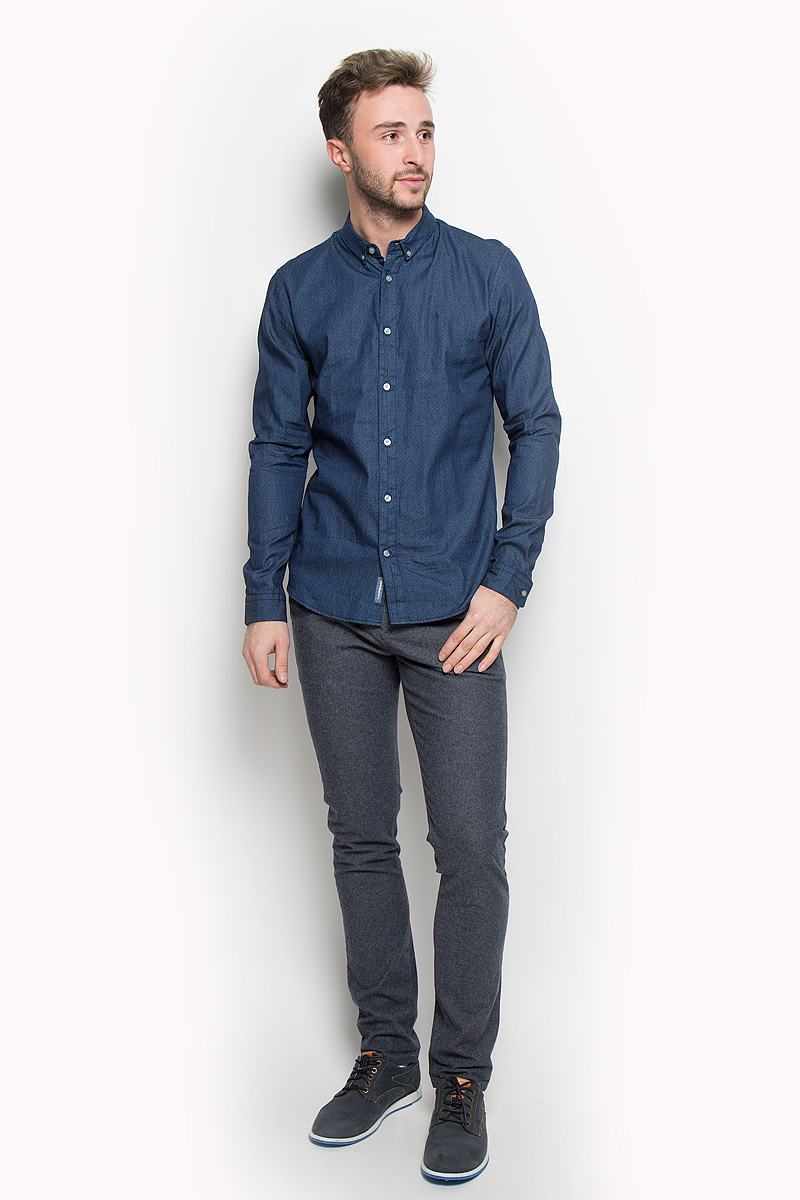 Рубашка мужская Calvin Klein Jeans, цвет: синий. J30J301011. Размер S (44/46)J30J301011 Рубашка мужская Calvin Klein Jeans, цвет: синий. J30J301011. Размер S (44/46)J30J301011Стильная мужская рубашка Calvin Klein Jeans, выполненная из натурального хлопка, подчеркнет ваш уникальный стиль и поможет создать оригинальный образ. Такой материал великолепно пропускает воздух, обеспечивая необходимую вентиляцию, а также обладает высокой гигроскопичностью. Рубашка с длинными рукавами и отложным воротником застегивается на пуговицы спереди. Манжеты рукавов также застегиваются на пуговицы. Классическая рубашка - превосходный вариант для базового мужского гардероба и отличное решение на каждый день.Такая рубашка будет дарить вам комфорт в течение всего дня и послужит замечательным дополнением к вашему гардеробу.