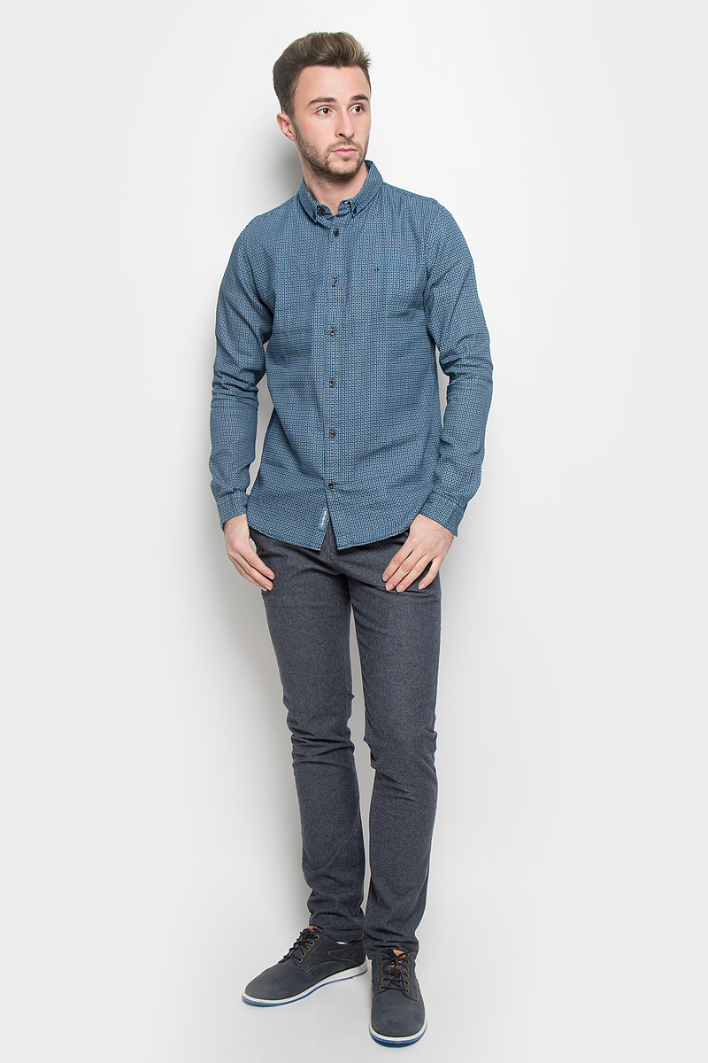 Рубашка мужская Calvin Klein Jeans, цвет: темно-синий. J30J301011. Размер L (48/50)J30J301011 Рубашка мужская Calvin Klein Jeans, цвет: темно-синий. J30J301011. Размер L (48/50)J30J301011Стильная мужская рубашка Calvin Klein Jeans, выполненная из натурального хлопка, подчеркнет ваш уникальный стиль и поможет создать оригинальный образ. Такой материал великолепно пропускает воздух, обеспечивая необходимую вентиляцию, а также обладает высокой гигроскопичностью. Рубашка с длинными рукавами и отложным воротником застегивается на пуговицы спереди. Манжеты рукавов также застегиваются на пуговицы. Классическая рубашка - превосходный вариант для базового мужского гардероба и отличное решение на каждый день.Такая рубашка будет дарить вам комфорт в течение всего дня и послужит замечательным дополнением к вашему гардеробу.