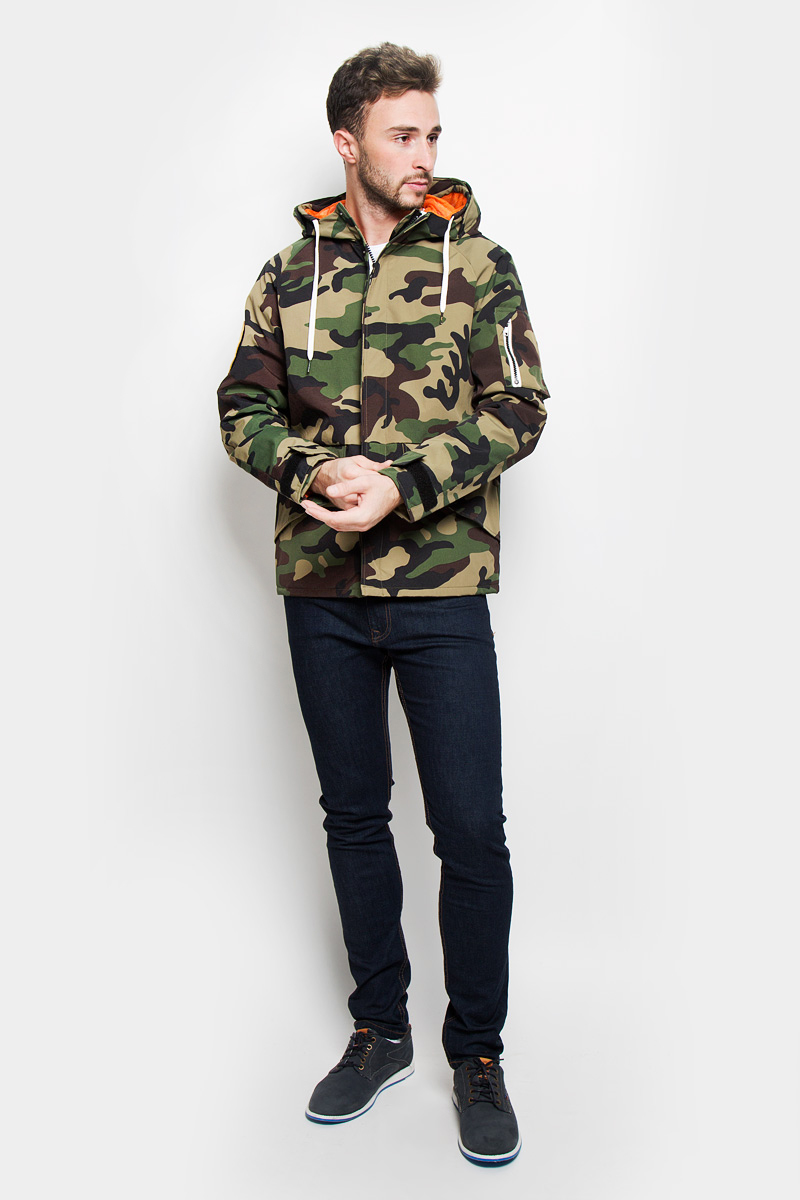 Куртка мужская Jack & Jones, цвет: зеленый, оливковый, коричневый. 12110119. Размер S (44)12110119_Black Forest Куртка мужская Jack & Jones, цвет: зеленый, оливковый, коричневый. 12110119. Размер S (44)12110119_Black ForestСтильная мужская куртка Jack & Jones, выполненная из высококачественногоматериала, рассчитана на прохладную погоду. Модель с утеплителем изполиэстера подарит вам максимальный комфорт. Изделие застегивается назастежку-молнию и дополнительно имеет внешний ветрозащитный клапан накнопках. Куртка с несъемным капюшоном, который регулируется по объему за счетшнурка. Манжеты снабжены хлястиком с липучкой для регулировки объема. Курткадополнена двумя внешними прорезными карманами, которые закрываются клапанами налипучках, на рукаве расположен накладной карман на застежке-молнии. С внутренней сторонырасположен карман на застежке-кнопке. Модель выполнена в стилемилитари. Правый рукав оформлен вышитой аппликацией на липучке. Модная фактура ткани, отличное качество, великолепный дизайн.