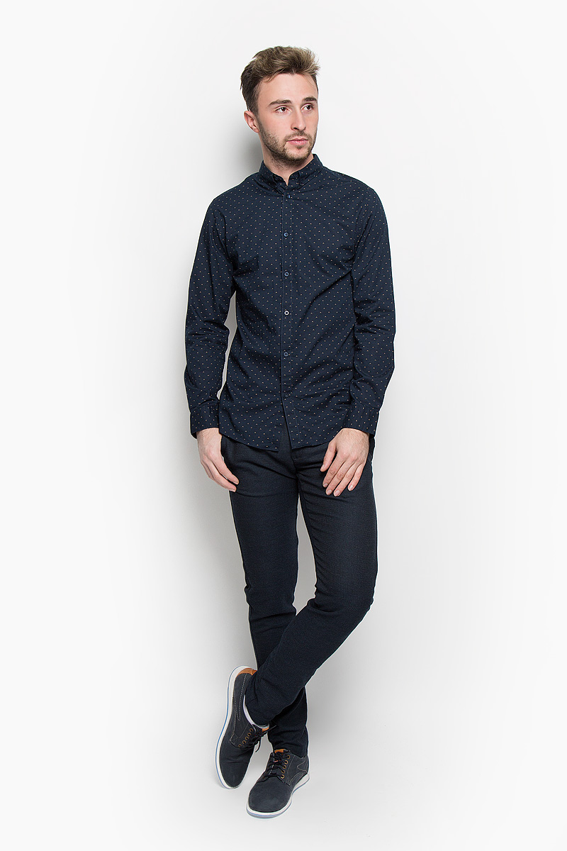 Рубашка мужская Selected Homme, цвет: темно-синий. 16052233. Размер L (48)16052233_Dark Sapphire Рубашка мужская Selected Homme, цвет: темно-синий. 16052233. Размер L (48)16052233_Dark SapphireСтильная мужская рубашка Selected Homme, выполненная из натурального хлопка, подчеркнет ваш уникальный стиль и поможет создать оригинальный образ. Такой материал великолепно пропускает воздух, обеспечивая необходимую вентиляцию, а также обладает высокой гигроскопичностью. Рубашка с длинными рукавами и отложным воротником застегивается на пуговицы спереди. Манжеты рукавов также застегиваются на пуговицы. Модель оформлена ненавязчивым принтом. Воротник фиксируется на пуговицы. Классическая рубашка - превосходный вариант для базового мужского гардероба и отличное решение на каждый день.Такая рубашка будет дарить вам комфорт в течение всего дня и послужит замечательным дополнением к вашему гардеробу.