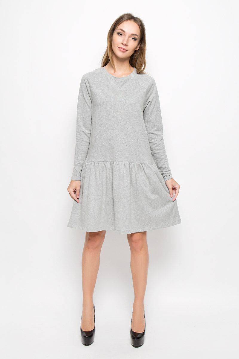 Платье Vero Moda, цвет: серый меланж. 10162871. Размер M (44)10162871_Light Grey Melange Платье Vero Moda, цвет: серый меланж. 10162871. Размер M (44)10162871_Light Grey MelangeТеплое платье Vero Moda выполнено из высококачественного хлопка с добавлением полиэстера. Такое платье обеспечит вам комфорт и удобство при носке и непременно вызовет восхищение у окружающих.Модель до колена с длинными рукавами-реглан и с круглым вырезом горловины выгодно подчеркнет все достоинства вашей фигуры. От линии талии заложены частые складочки, которые придают изделию воздушность, дополнена модель двумя боковыми карманами. Вырез горловины дополнен манжетной резинкой. Изысканное платье-миди создаст обворожительный и неповторимый образ.Это модное и комфортное платье станет превосходным дополнением к вашему гардеробу, оно подарит вам удобство и поможет подчеркнуть ваш вкус и неповторимый стиль.