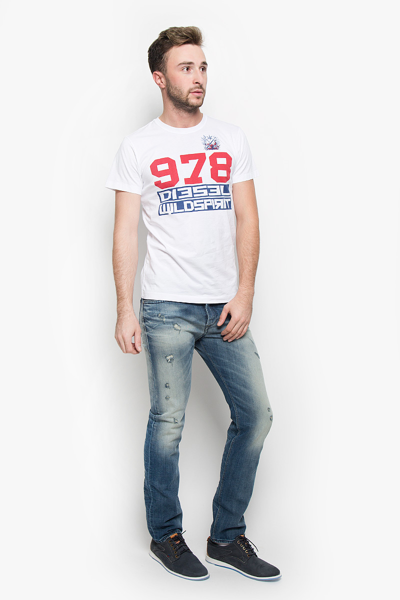 Футболка мужская Diesel, цвет: белый, синий, красный. 00SUNH-0091B. Размер M (48)00SUNH-0091B/100 Футболка мужская Diesel, цвет: белый, синий, красный. 00SUNH-0091B. Размер M (48)00SUNH-0091B/100Стильная мужская футболка Diesel выполнена из натурального хлопка. Материал очень мягкий и приятный на ощупь, обладает высокой воздухопроницаемостью и гигроскопичностью, позволяет коже дышать. Модель прямого кроя с круглым вырезом горловины и короткими рукавами. Горловина обработана трикотажной резинкой, которая предотвращает деформацию после стирки и во время носки. Футболка оформлена оригинальной термоаппликацией и принтовыми надписями.Такая модель подарит вам комфорт в течение всего дня и послужит замечательным дополнением к вашему гардеробу.