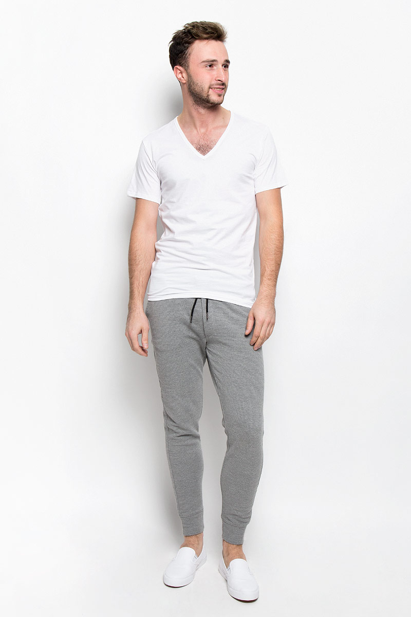 Футболка мужская Calvin Klein Underwear, цвет: белый. NB1217A. Размер S (44/46)NB1217A Футболка мужская Calvin Klein Underwear, цвет: белый. NB1217A. Размер S (44/46)NB1217AСтильная мужская футболка Calvin Klein Underwear, выполненная из натурального хлопка с добавлением эластана, необычайно мягкая и приятная на ощупь, не сковывает движения и позволяет коже дышать, обеспечивая комфорт. Модель с V-образным вырезом горловины и короткими рукавами внизу оформлена надписью Calvin Klein. Вырез горловины дополнен эластичной трикотажной резинкой, что предотвращает деформацию при носке.Футболка Calvin Klein Jeans станет отличным дополнением к вашему гардеробу.