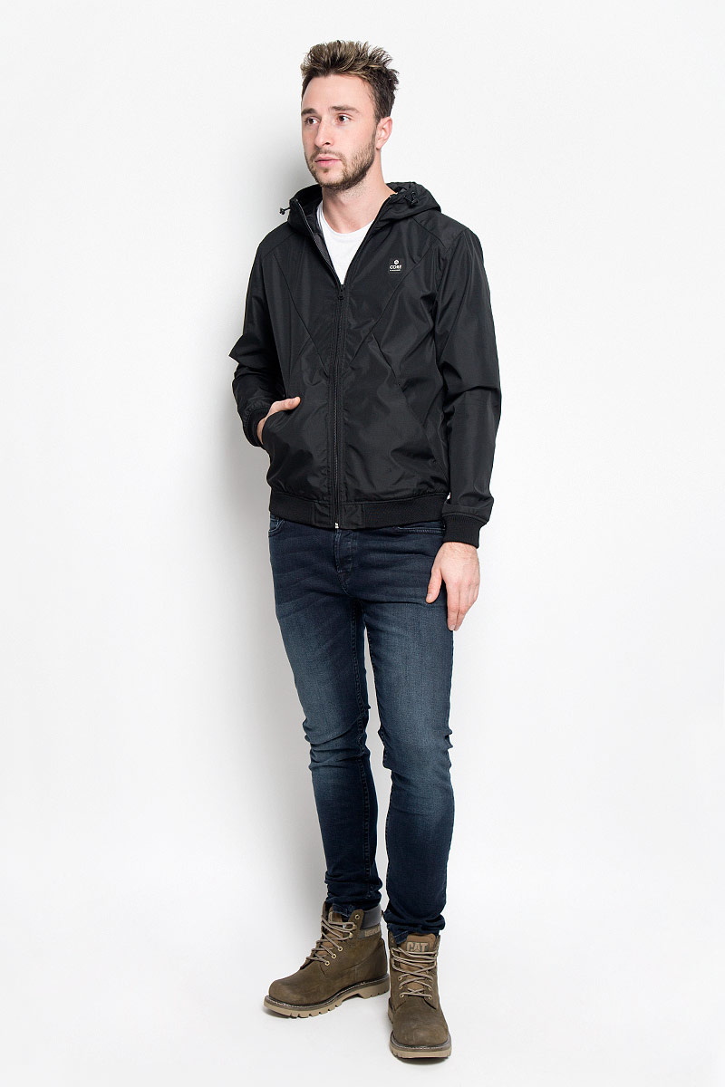 Куртка мужская Jack & Jones, цвет: черный. 12109180. Размер M (46)12109180_Black Куртка мужская Jack & Jones, цвет: черный. 12109180. Размер M (46)12109180_BlackСтильная мужская куртка Jack & Jones, выполненная из высококачественногоматериала, согреет вас в прохладную погоду. Изделие застегивается назастежку-молнию. Куртка с пришивным капюшоном, который регулируется по объему за счетшнурка. Модель дополнена двумя внешними прорезными карманами, которые закрываются на кнопки. Манжеты и низ изделия выполнены на эластичных резинках. Спереди куртка дополнена нашивкой с названием бренда. Модная фактура ткани, отличное качество, великолепный дизайн.