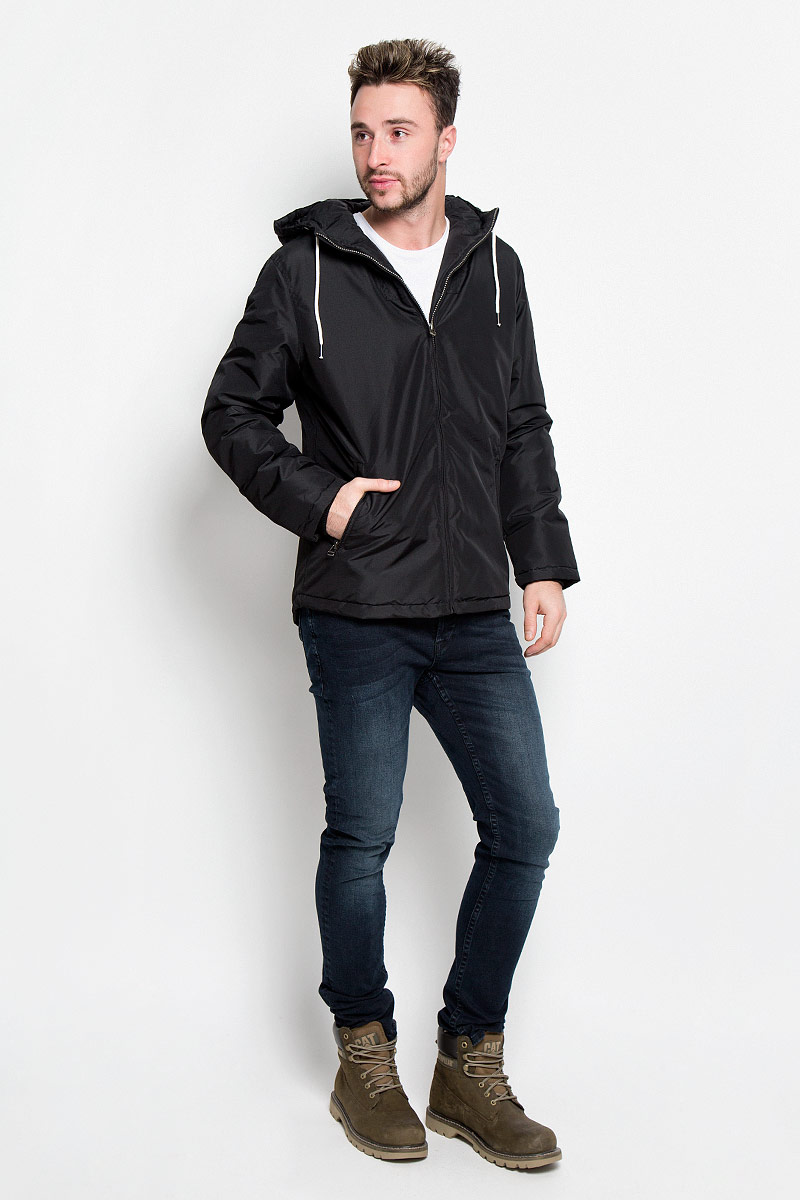 Куртка мужская Jack & Jones, цвет: черный. 12109516. Размер XL (50)12109516_Black Куртка мужская Jack & Jones, цвет: черный. 12109516. Размер XL (50)12109516_BlackМужская куртка Jack & Jones идеально дополнит ваш образ в прохладную погоду. Изделие выполнено из высококачественного материалас наполнителем из синтепона.Куртка выполнена в однотонном лаконичном стиле, оформлена пришивным капюшоном и стандартными рукавами. Спереди расположены два втачных кармана на застежках-молниях, с внутренней стороны имеется один втачной карман. Капюшон с ветрозащитным клапаном, регулируется с помощью шнурков. Манжеты изделия выполнены на эластичной резинке.Практичная и теплая куртка послужит отличным дополнением к вашему гардеробу!