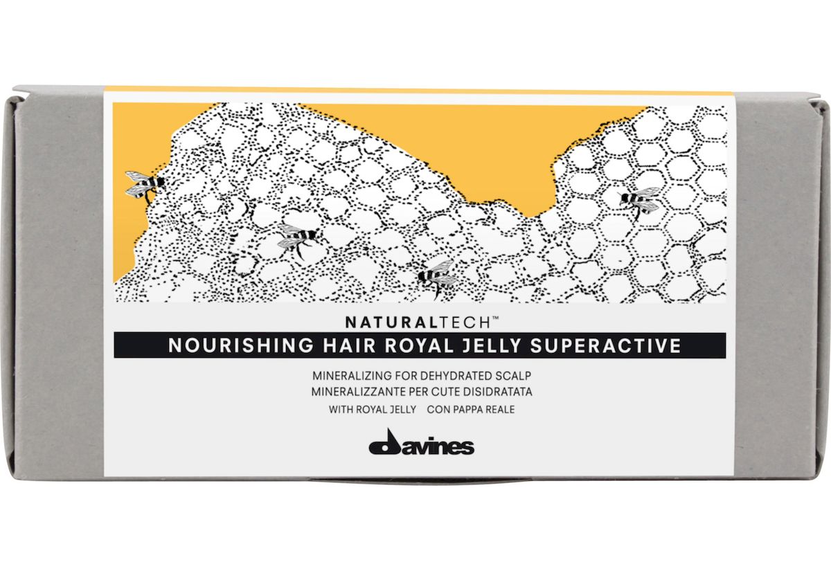 Davines Питательный суперактивный комплекс Королевское желе New Natural Tech Nourishing Hair Royal Jelly Superactive, 6х8 мл71181 Davines Питательный суперактивный комплекс Королевское желе New Natural Tech Nourishing Hair Royal Jelly Superactive, 6х8 мл71181Питательный активный комплекс Королевское Желе - это многоцелевой активный комплекс по уходу за кожей головы, содержащий многочисленные витамины и минералы. В состав комплекса входит маточное молочко, богатое витаминами, минеральными солями и аминокислотами. В составе комплекса содержатся витамины В6, В1, В12, Е, С, а также, биотин, инозит, фолиевая кислота и аминокислоты: аланин, серин, глицин и лейцин. Маточное молочко – биологически активное вещество, которое выделяют челюсти рабочих пчел. Пчелиная матка, живущая в 50 раз дольше рабочей пчелы, питается только этим секретом. Теперь и вы можете воспользоваться этим уникальным продуктом для здоровья своих волос. рH 4,4.