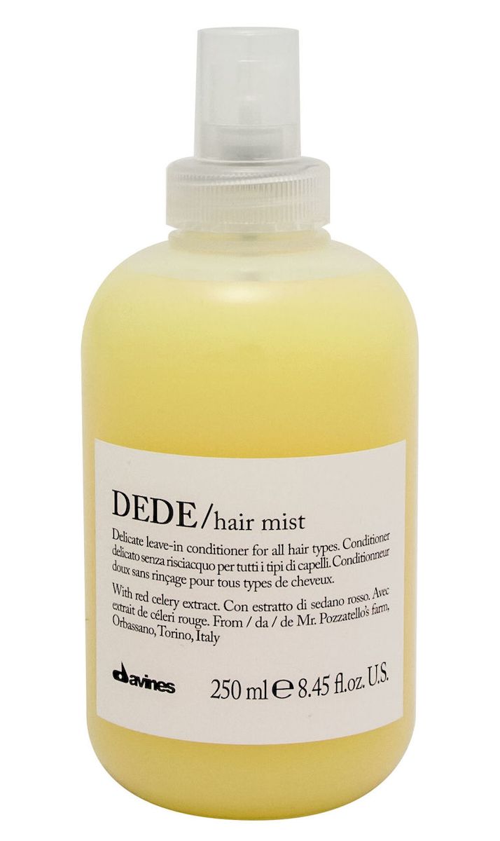 Davines Деликатный несмываемый кондиционер-спрей Essential Haircare New Dede Hair Mist, 250 мл75022 Davines Деликатный несмываемый кондиционер-спрей Essential Haircare New Dede Hair Mist, 250 мл75022Особая серия для бережного очищения волос любого типа. Активный экстракт красного сельдерея восстанавливает и питает локоны. Богатая важными антиоксидантами формула восстанавливает локоны. Минеральные соли, амино кислоты в высокой концентрации обеспечивают благоприятное воздействие на кудри, полностью очищают волосы, дарят им свежесть и чистоту.Применение: Также идеален для использования в качестве лосьона перед стрижкой или для выравнивания пористости волос перед техническими процедурами (химической завивкой, выпрямлением или окрашиванием). Нанести на подсушенные полотенцем волосы после использования шампуня. Перейти к желаемому стайлингу. Семейство DEDE объединяет в себе деликатные продукты для ежедневного использования, которые подойдут для любого типа волос. Средства DEDE содержат экстракт красного сельдерея из Орбассано, выращенного в рамках программы Slow Food Presidium. Формула, насыщенная минеральными солями, оказывает на волосы реминерализующее воздействие.История красного сельдерея из Орбассано началась в 17-м веке, когда Анн Мари Орлеанская, герцогиня Савойская, привезла пурпурный сельдерей из города Тур, что во Франции. Этот сорт был более вкусным и нежным, чем сельдерей, выращенный в Пьемонте. Через несколько лет французский пурпурный сельдерей отлично прижился в огородах, окружающих Турин, и обрел характерный красный цвет стеблей. Поставщик красного сельдерея - ферма синьоров Джанкарло и Дориано Поццателло из Орбассано, провинция Турин.