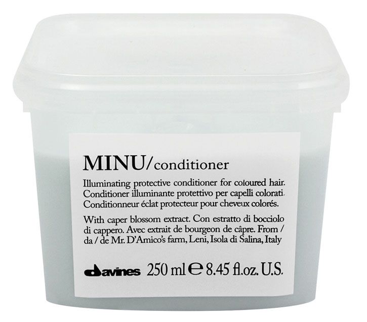 Davines Защитный кондиционер для сохранения косметического цвета волос Essential Haircare New Minu Conditioner, 250 мл75060 Davines Защитный кондиционер для сохранения косметического цвета волос Essential Haircare New Minu Conditioner, 250 мл75060Особая серия ухаживающих средств для окрашенных волос. Основным активным элементом в составе является каперсник. Высокое содержание аминокислоты кверцетина в формуле, что обеспечивает защиту структуры волос. Полифенолы - это природные пигменты, которые к тому же продлевают жизнь локонам и не дают им окисляться.