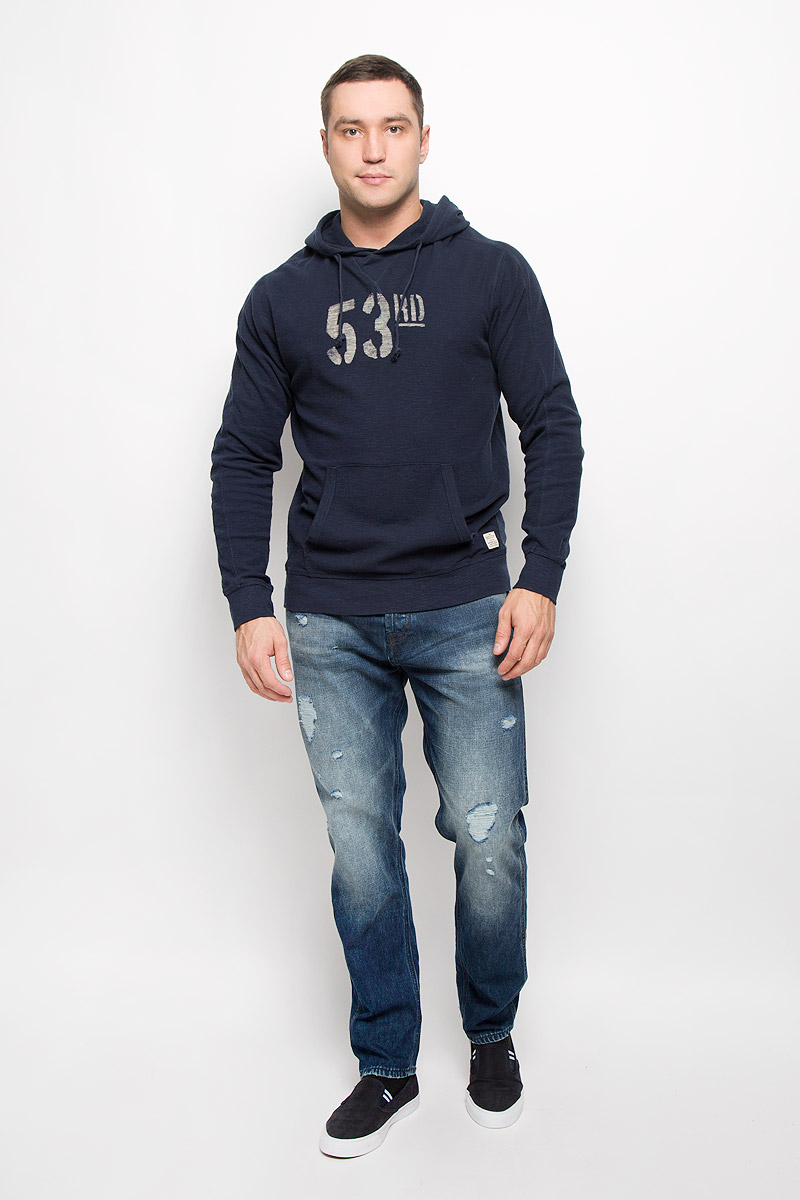 Толстовка мужская Jack & Jones Vintage, цвет: темно-синий. 12109128. Размер M (46)12109128_Total Eclipse Толстовка мужская Jack & Jones Vintage, цвет: темно-синий. 12109128. Размер M (46)12109128_Total EclipseСтильная мужская толстовка Jack & Jones Vintage, изготовленная из натурального хлопка, необычайно мягкая и приятная на ощупь, не сковывает движения. Модель с капюшоном и длинными рукавами. Капюшон дополнен шнурком-застежкой. Низ рукава и низ модели обработаны эластичными манжетами. Спереди расположен накладной карман кенгуру. Изделие оформлено надписями и фирменной нашивкой. Эта модная и в тоже время комфортная толстовка отличный вариант как для активного отдыха, так и для занятий спортом!