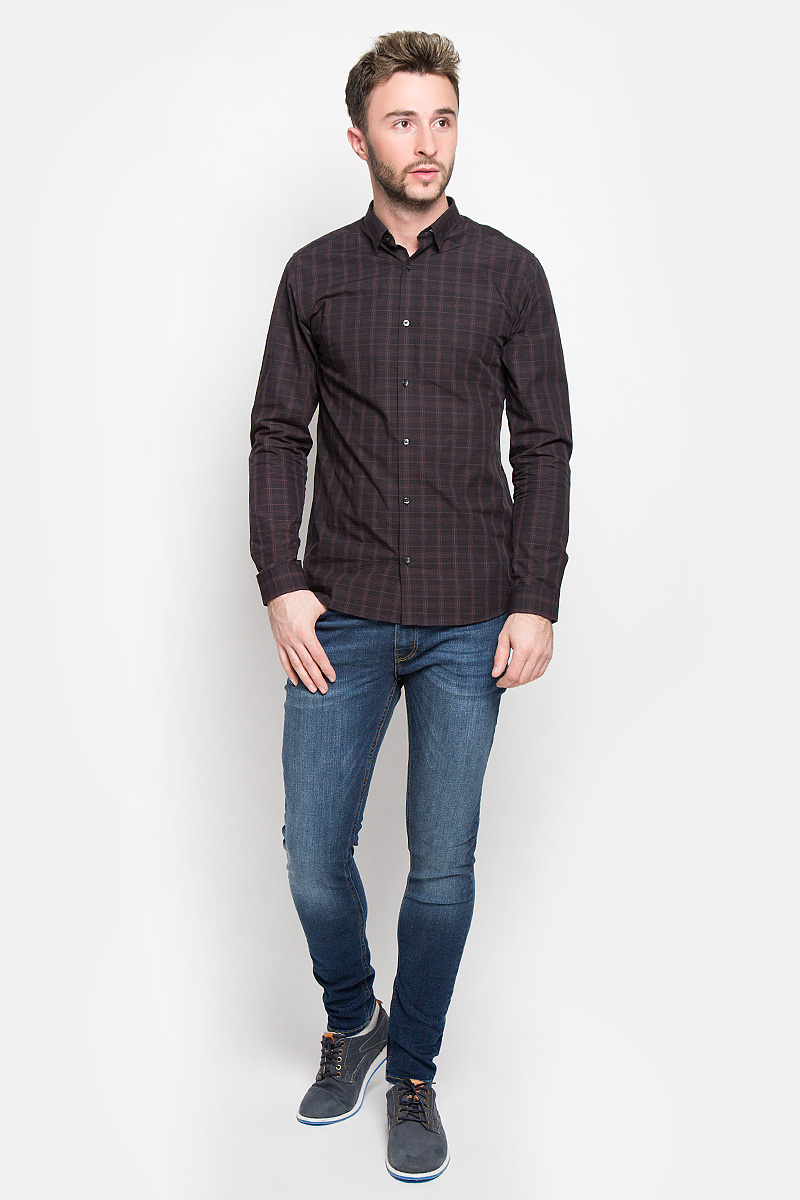 Рубашка мужская Jack & Jones, цвет: черный, бордовый. 12108807. Размер M (46)12108807_Sassafras Рубашка мужская Jack & Jones, цвет: черный, бордовый. 12108807. Размер M (46)12108807_SassafrasСтильная мужская рубашка Jack & Jones, выполненная из натурального хлопка, подчеркнет ваш уникальный стиль и поможет создать оригинальный образ. Такой материал великолепно пропускает воздух, а также обладает высокой гигроскопичностью. Рубашка slim fit с длинными рукавами и отложным воротником застегивается на пуговицы спереди. Манжеты рукавов также застегиваются на пуговицы. Рубашка оформлена принтом в клетку. Классическая рубашка - превосходный вариант для базового мужского гардероба и отличное решение на каждый день.Такая рубашка будет дарить вам комфорт в течение всего дня и послужит замечательным дополнением к вашему гардеробу.