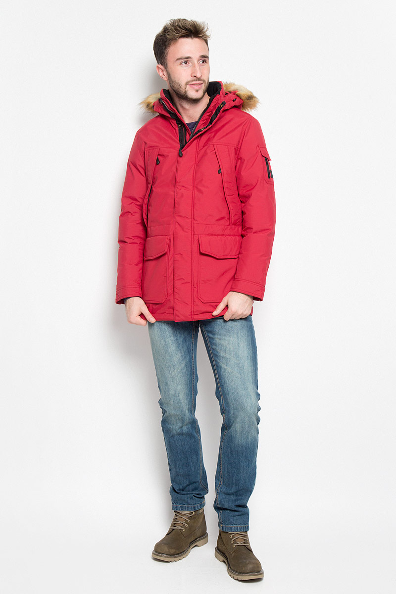 Куртка мужская Wrangler, цвет: бордовый. W4630YK1P. Размер XXL (54)W4630YK1P Куртка мужская Wrangler, цвет: бордовый. W4630YK1P. Размер XXL (54)W4630YK1PМужская куртка Wrangler, выполненная из полиамида, придаст образу безупречный стиль. Подкладка изготовлена из гладкого и приятного на ощупь материала. В качестве утеплителя используется полиэстер, который отлично сохраняет тепло.Куртка прямого кроя с несъемным капюшоном застегивается на застежку-молнию с двумя бегунками и ветрозащитной планкой на кнопках. С внутренней стороны также расположена ветрозащитная планка. Капюшон оформлен искусственным мехом, который в случае необходимости можно отстегнуть. Край капюшона дополнен шнурком-кулиской. Объем рукава регулируется за счет хлястика на кнопке. Спереди расположено два накладных кармана с клапанами на кнопках и четыре прорезных кармана на застежке-молнии, с внутренней стороны - большой накладной карман на кнопке и прорезной карман на застежке-молнии. На левом рукаве расположен небольшой накладной карман с клапаном на кнопке и прорезной карман на застежке-молнии. Изделие оформлено фирменной нашивкой. Такая практичная и теплая куртка послужит отличным дополнением к вашему гардеробу!