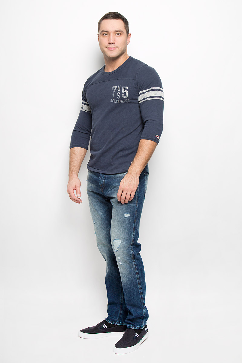 Лонгслив мужской Jack & Jones Vintage, цвет: темно-синий. 12110326. Размер XL (50)12110326_Mood Indigo Лонгслив мужской Jack & Jones Vintage, цвет: темно-синий. 12110326. Размер XL (50)12110326_Mood IndigoМужской лонгслив Jack & Jones, изготовленный из натурального хлопка, станет отличным дополнением к вашему гардеробу. Материал изделия приятный на ощупь, не сковывает движений и позволяет коже дышать.Модель с круглым вырезом горловины и рукавами длинной 7/8 оформлена оригинальным принтом. Современный дизайн и расцветка делают этот лонгслив стильным предметом мужской одежды. Такая модель подарит вам комфорт в течение всего дня.