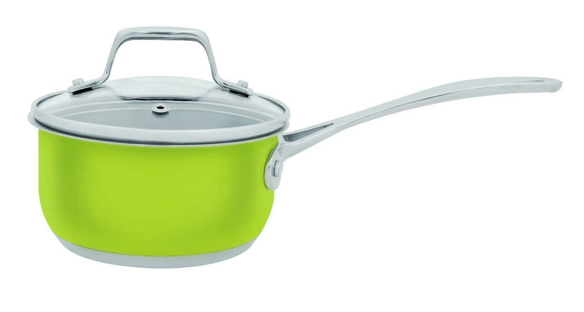 Ковш Esprado Aranda Verde с крышкой, цвет: зеленый, серебристый, 1,1 лARVL14GE109 Ковш Esprado Aranda Verde с крышкой, цвет: зеленый, серебристый, 1,1 лARVL14GE109Ковш Esprado Aranda Verde, изготовленный из высококачественной нержавеющей стали с внешним цветным покрытием, имеет трехслойное теплоаккумулирующее дно. Внешнее покрытие не только эстетично, но и функционально: входящие в его состав частицы песка обеспечивают равномерное распределение жара и ускоряют процесс приготовления блюда. Внутри - зеркальная полировка с отметками литража для точного соблюдения рецепта. Особая конструкция дна способствует высокой теплопроводности и равномерному распределению тепла. Материал удерживает тепло по всей поверхности изделия, благодаря чему пища равномерно и быстро нагревается. Ковш оснащен удобной стальной ручкой. Крышка, выполненная из термостойкого стекла, позволит вам следить за процессом приготовления пищи. Крышка оснащена металлическим ободом и отверстием для выпуска пара. Ковш идеален для приготовления здоровой пищи с минимальным количеством жира, что обеспечивает снижение потери полезных витаминов, минеральных веществ и сохраняет аромат приготовляемых блюд. Ковш можно использовать на любых видах плит, включая индукционные. Нельзя мыть в посудомоечной машине.Диаметр ковша (по верхнему краю): 14 см.Высота стенок ковша: 7 см.