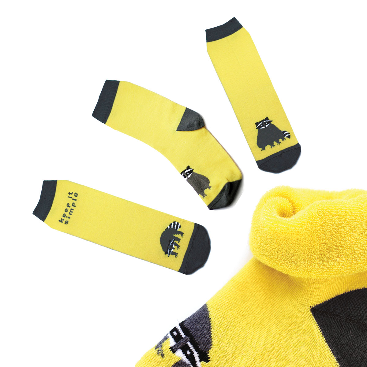 Носки мужские Big Bang Socks, махровые, цвет: желтый, черный. ca1233. Размер 40/44ca1233_махровые Носки мужские Big Bang Socks, махровые, цвет: желтый, черный. ca1233. Размер 40/44ca1233_махровыеМужские махровые носки Big Bang Socks изготовлены из высококачественного хлопка с добавлением полиамидных и эластановых волокон, которые обеспечивают великолепную посадку. Носки отличаются ярким стильным дизайном, они оформлены изображением енота и надписью: Keep it simple. Удобная широкая резинка идеально облегает ногу и не пережимает сосуды, усиленные пятка и мысок повышают износоустойчивость носка, а удлиненный паголенок придает более эстетичный вид. Дизайнерские носки Big Bang Socks - яркая деталь в вашем образе и оригинальный подарок для друзей и близких.
