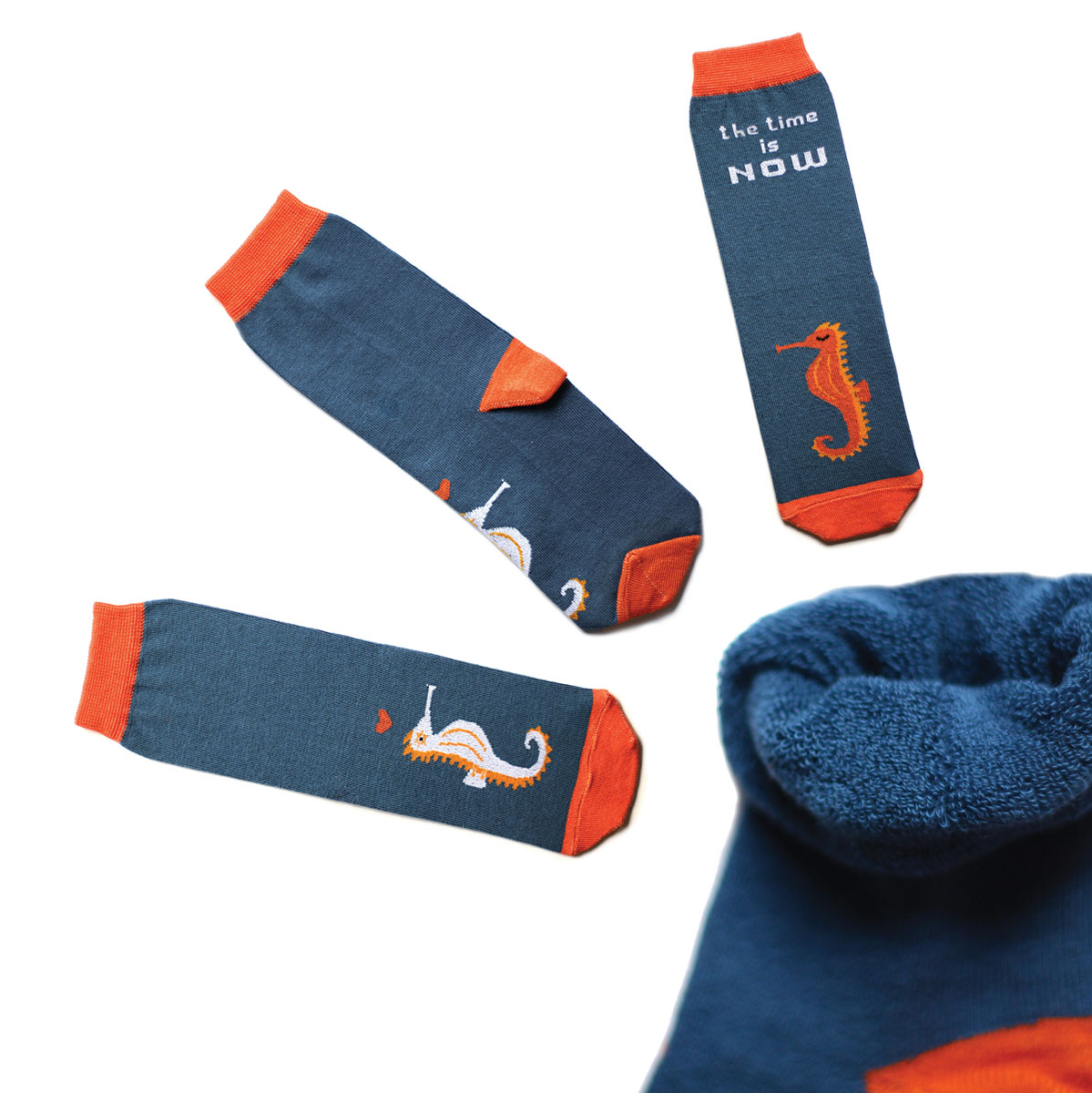 Носки женские Big Bang Socks, цвет: темно-синий, терракотовый. ca1923. Размер 35/39ca1923 Носки женские Big Bang Socks, цвет: темно-синий, терракотовый. ca1923. Размер 35/39ca1923Яркие женские носки Big Bang Socks изготовлены из высококачественного хлопка с добавлением полиамидных и эластановых волокон, которые обеспечивают великолепную посадку. Носки отличаются ярким стильным дизайном. Они оформлены изображением морского конька и надписью на английском языке. Удобная резинка идеально облегает ногу и не пережимает сосуды, усиленные пятка и мысок повышают износоустойчивость носка, а удлиненный паголенок придает более эстетичный вид. Дизайнерские носки Big Bang Socks - яркая деталь в вашем образе и оригинальный подарок для друзей и близких.